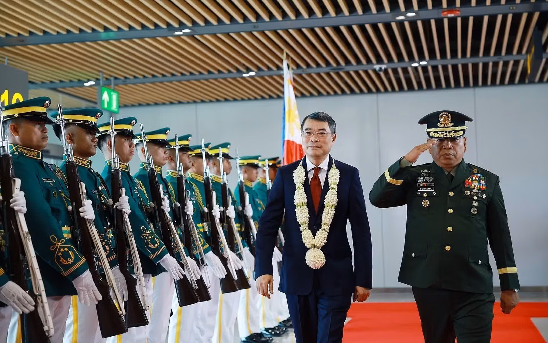 Ceremonia de bienvenida al primer ministro vietnamita, Le Minh Hung, en el Aeropuerto Internacional de Mactán, Cebú, Filipinas. (Foto: VNA)