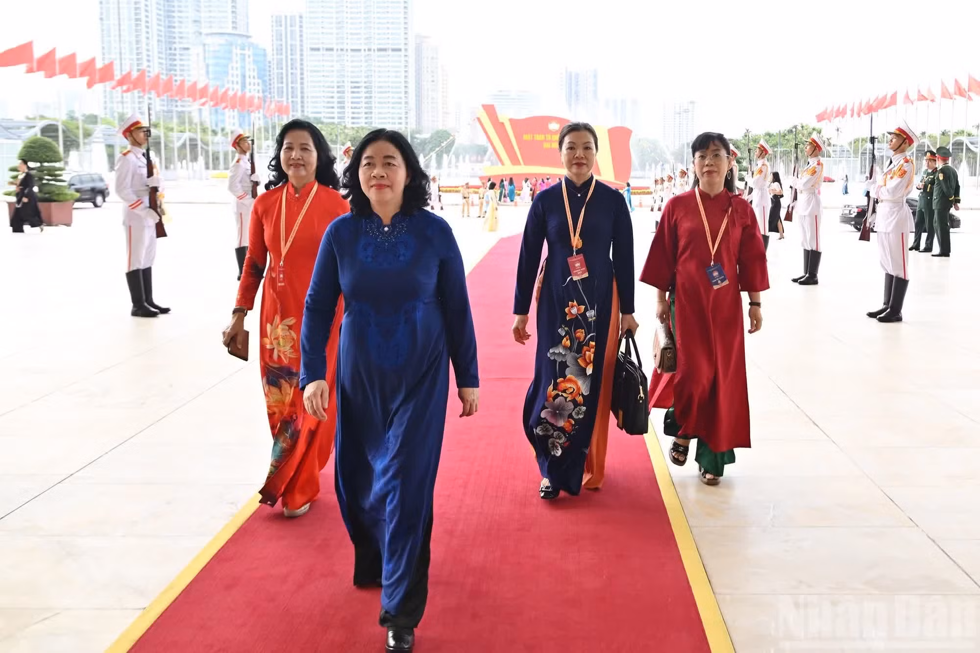 La presidenta del Comité Central del FPV, Bui Thi Minh Hoai, y los delegados en la cita.