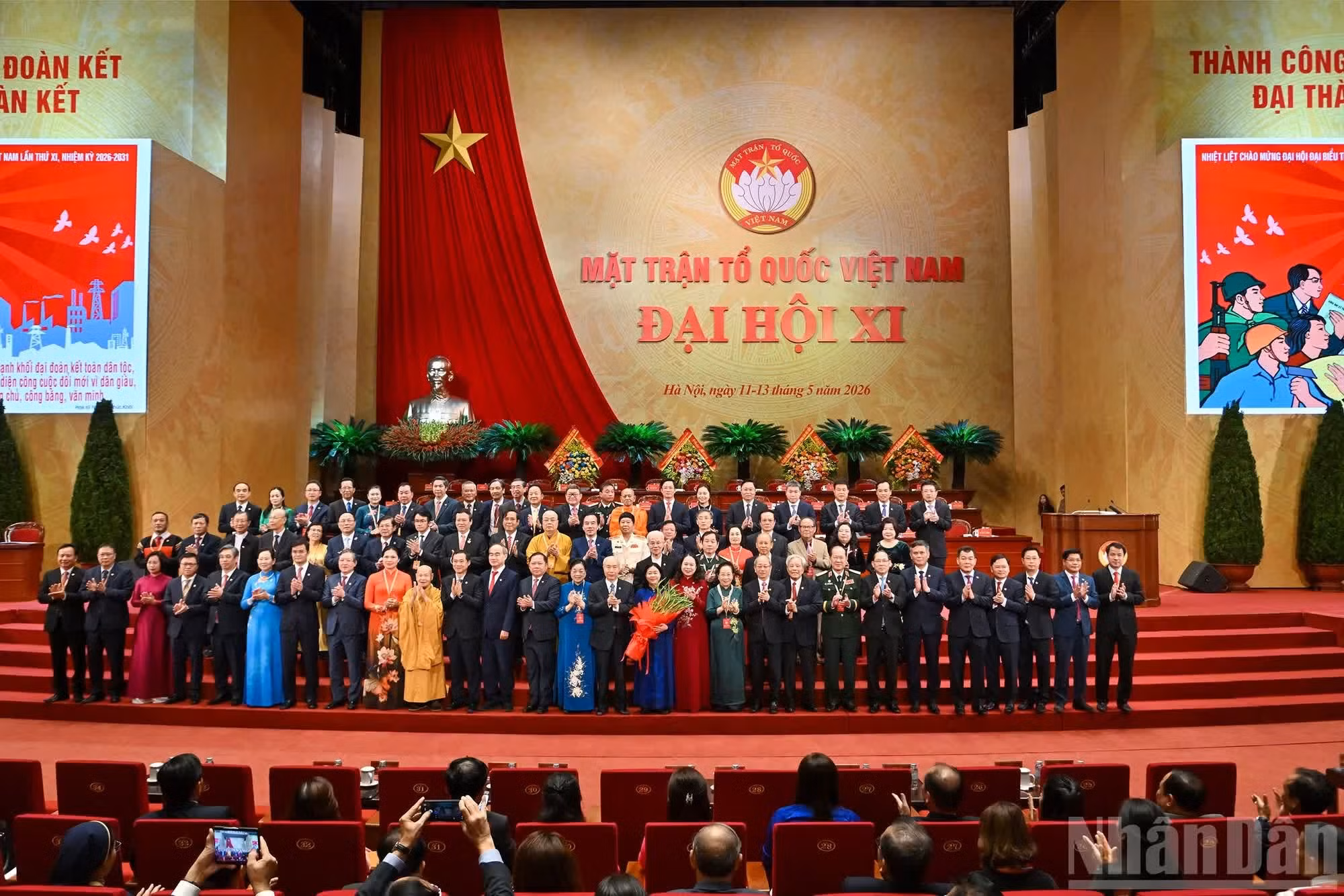 Los dirigentes y exdirigentes del Partido y del Estado felicitan al Presidium del Comité Central del FPV del XI mandato.