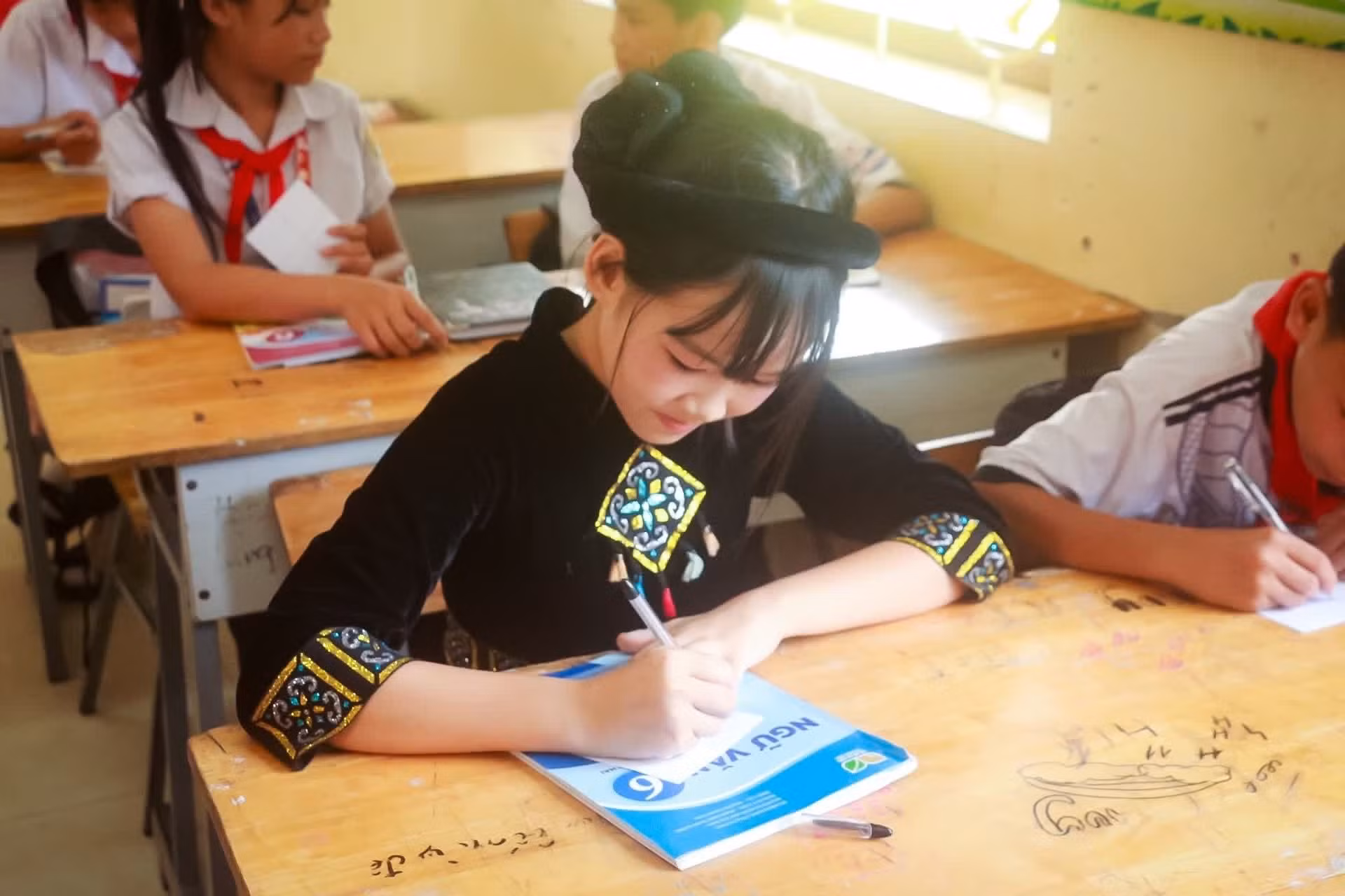 Alumnos de la Escuela Primaria y Secundaria Huu Lien.