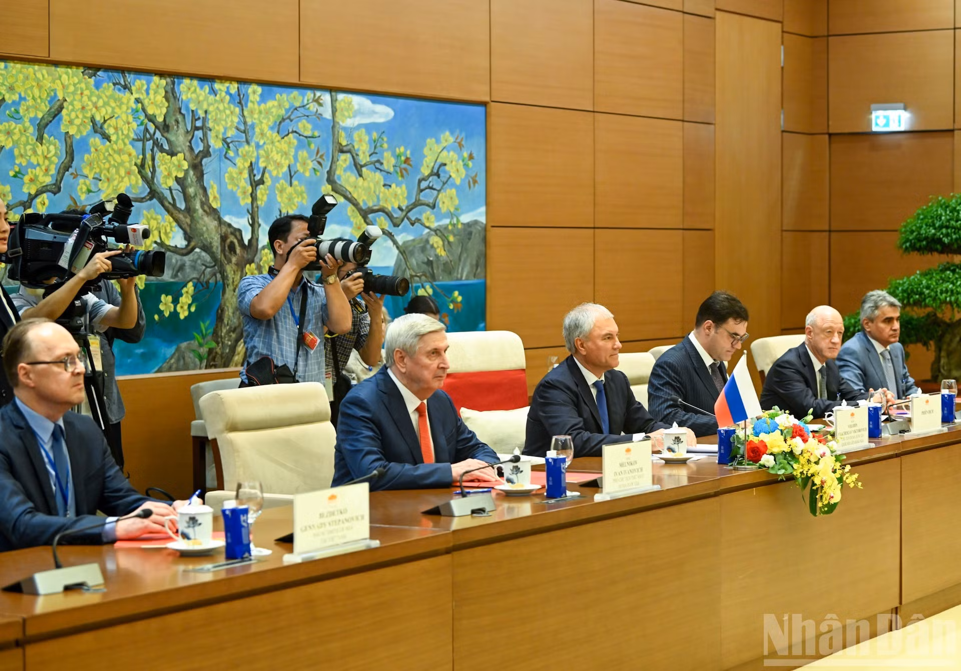 Vyacheslav Volodin y delegados de la Duma Estatal de la Asamblea Federal de Rusia en la reunión.