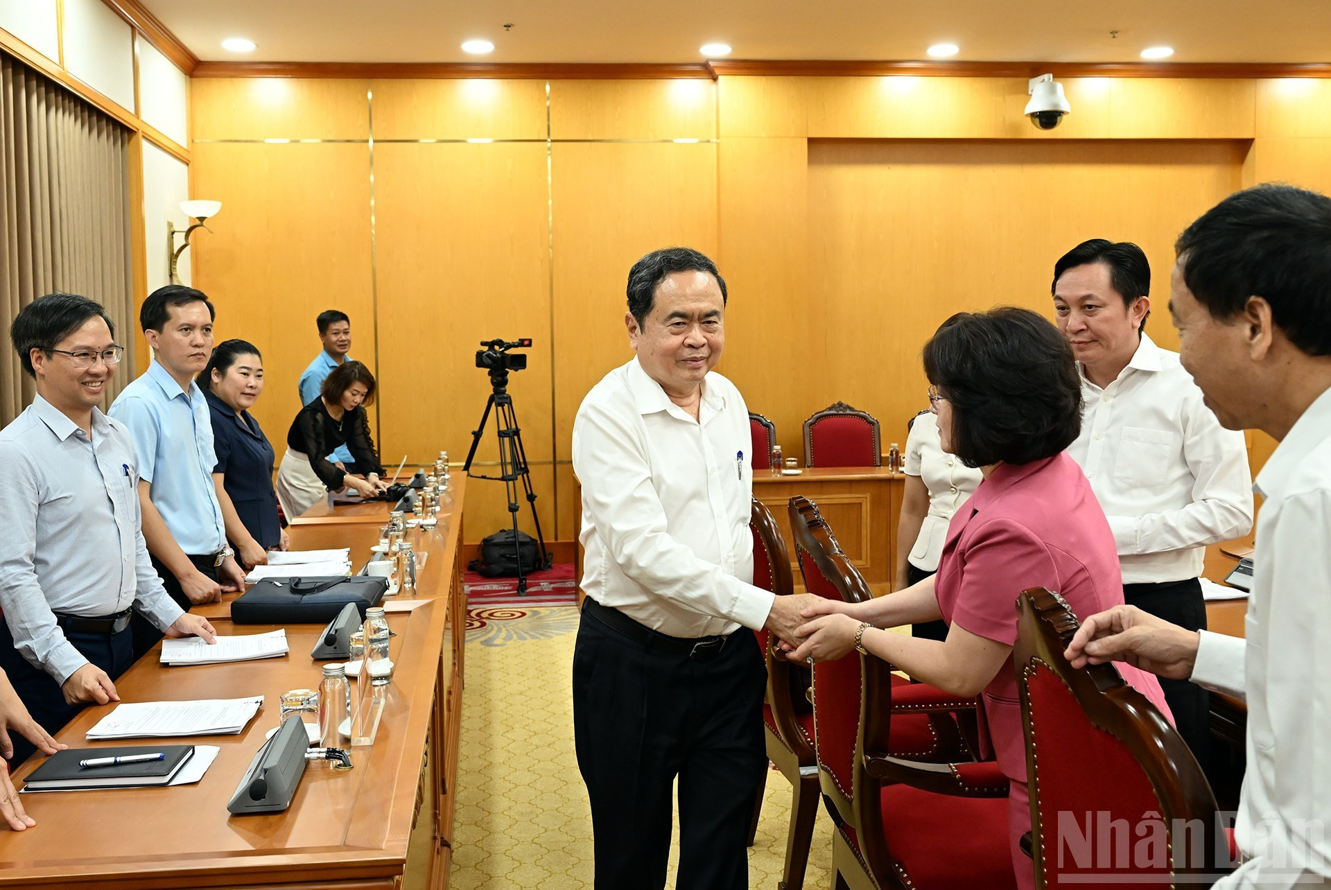 El presidente de la ANV, Tran Thanh Man, con los miembros de la Junta Permanente del Comité del Partido de Lai Chau. El presidente de la ANV, Tran Thanh Man, con los miembros de la Junta Permanente del Comité del Partido de Lai Chau.