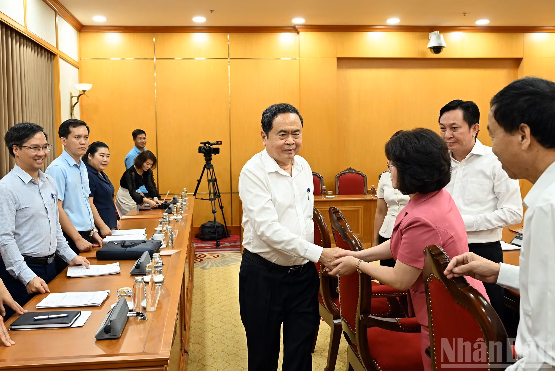 El presidente de la ANV, Tran Thanh Man, con los miembros de la Junta Permanente del Comité del Partido de Lai Chau.