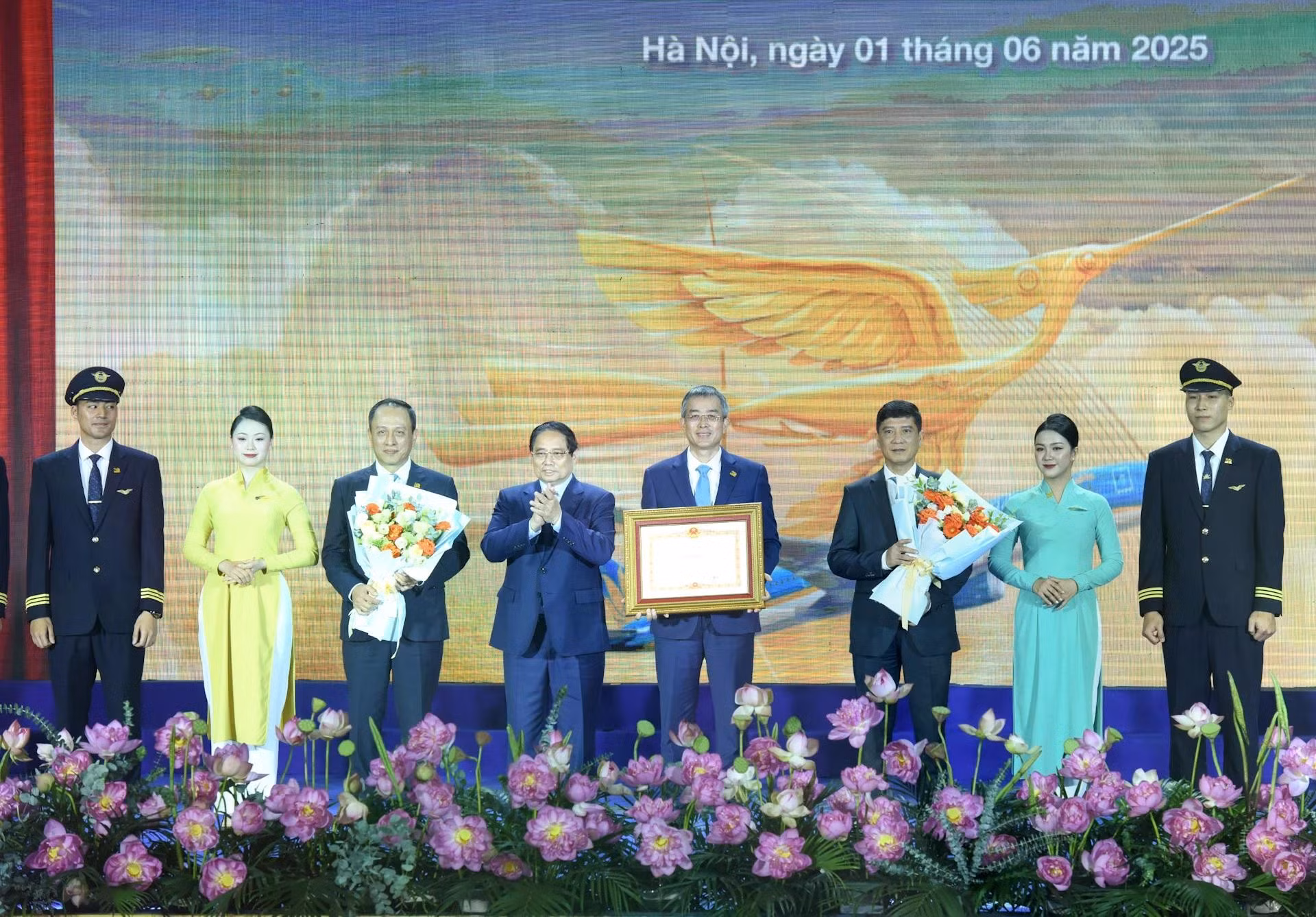 [Foto] Primer ministro asiste a ceremonia por 30º aniversario de Corporación de Aviación de Vietnam