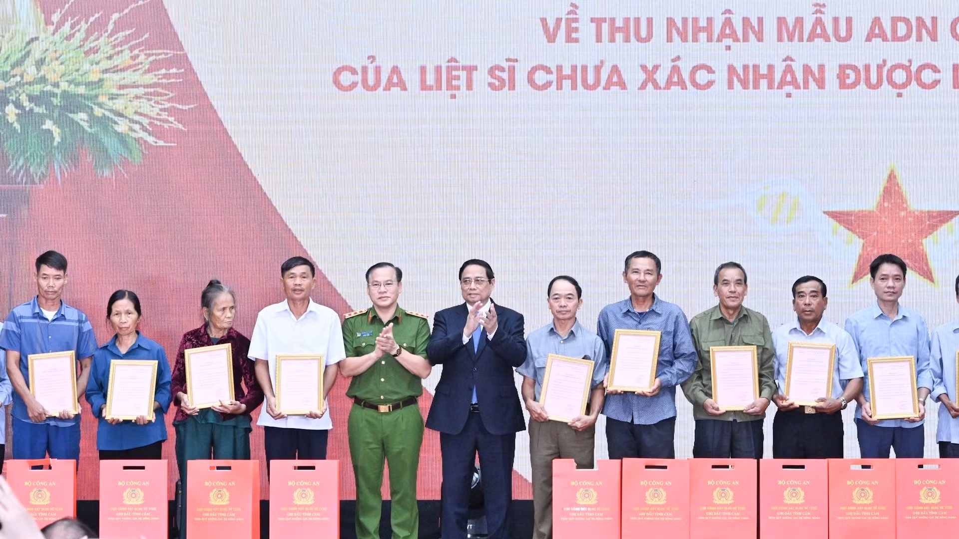 [Foto] Primer ministro vietnamita asiste a conferencia sobre recolección de muestras de ADN para familiares de mártires