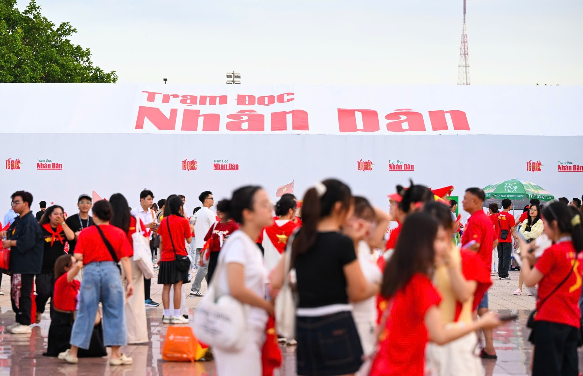 Una gran multitud de espectadores estuvo presente en el estadio My Dinh desde temprano.