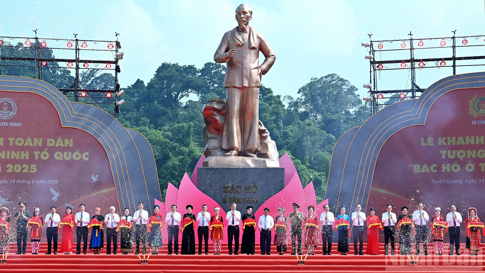 [Foto] Líder partidista vietnamita asiste a inauguración de estatua “Tío Ho en Tan Trao”