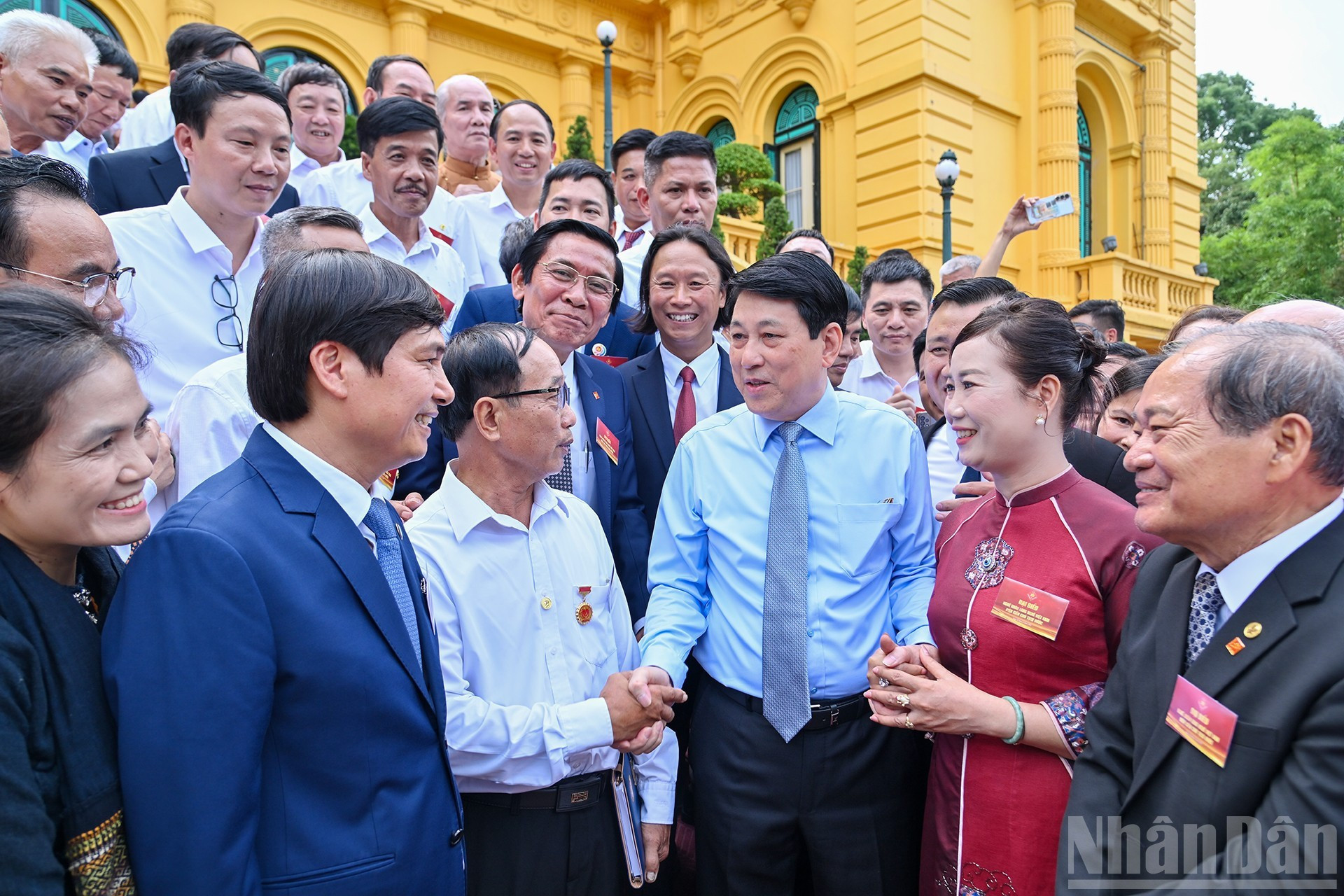 El presidente Luong Cuong y los destacados artesanos de todo el país y otros delegados en el encuentro.