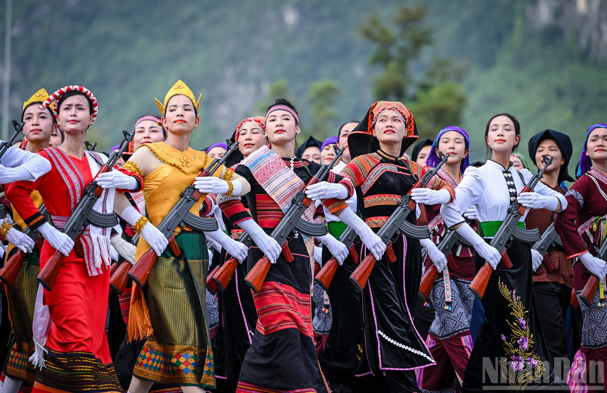 Bloque de milicianas de las minorías étnicas vietnamitas con sus tradicionales trajes multicolores. Bloque de milicianas de las minorías étnicas vietnamitas con sus tradicionales trajes multicolores.