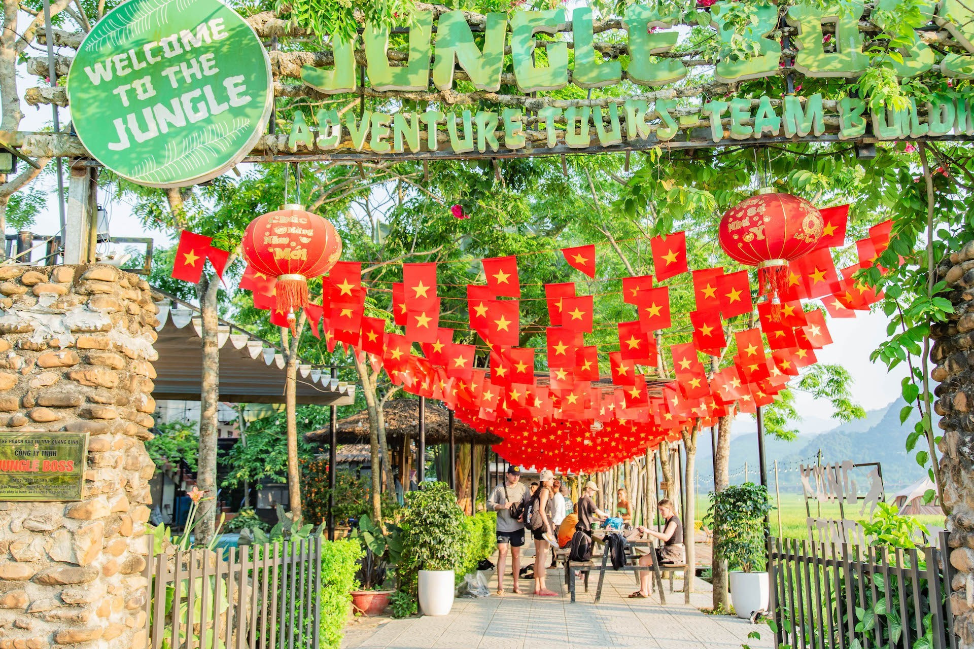 Gracias a su ubicación en la zona de amortiguamiento del patrimonio natural mundial de Phong Nha-Ke Bang, este lugar permite a los visitantes descubrir lugares de gran renombre cercanos y participar en diversas actividades de descanso y aventura. Gracias a su ubicación en la zona de amortiguamiento del patrimonio natural mundial de Phong Nha-Ke Bang, este lugar permite a los visitantes descubrir lugares de gran renombre cercanos y participar en diversas actividades de descanso y aventura.