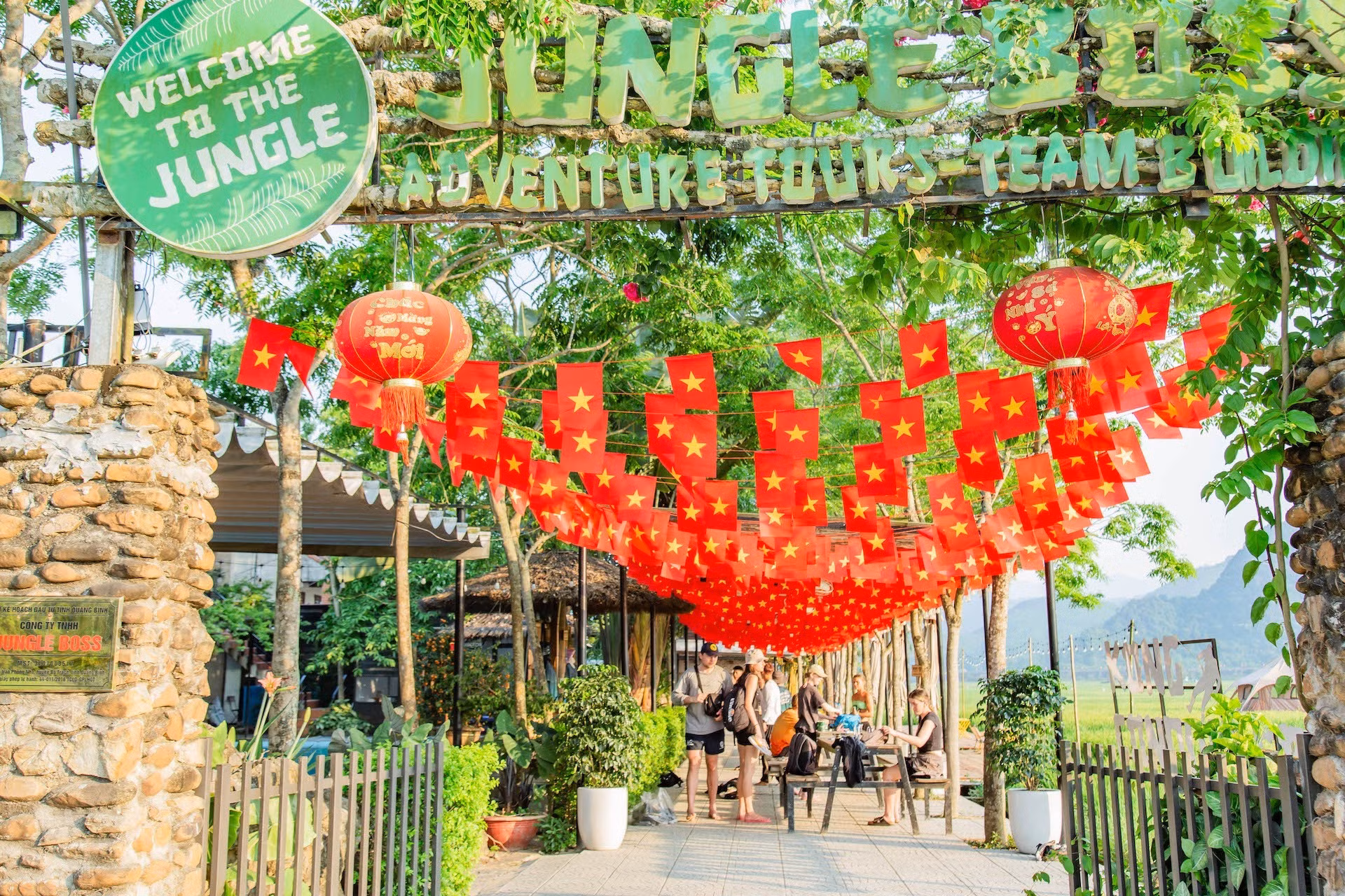 Gracias a su ubicación en la zona de amortiguamiento del patrimonio natural mundial de Phong Nha-Ke Bang, este lugar permite a los visitantes descubrir lugares de gran renombre cercanos y participar en diversas actividades de descanso y aventura.