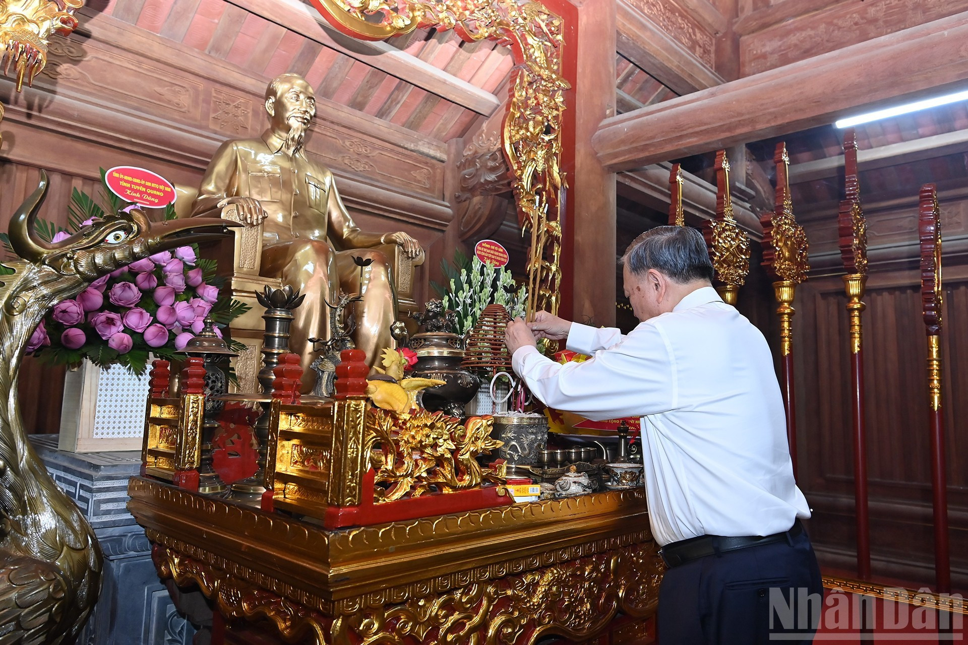 El máximo dirigente partidista ofrece inciensos en homenaje al Presidente Ho Chi Minh. El máximo dirigente partidista ofrece inciensos en homenaje al Presidente Ho Chi Minh.