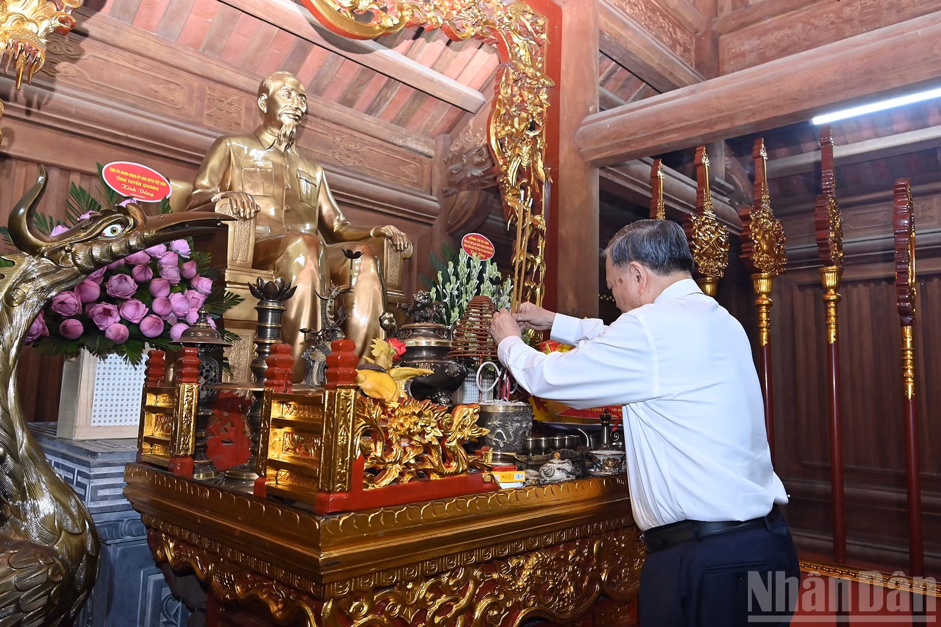 El máximo dirigente partidista ofrece inciensos en homenaje al Presidente Ho Chi Minh.