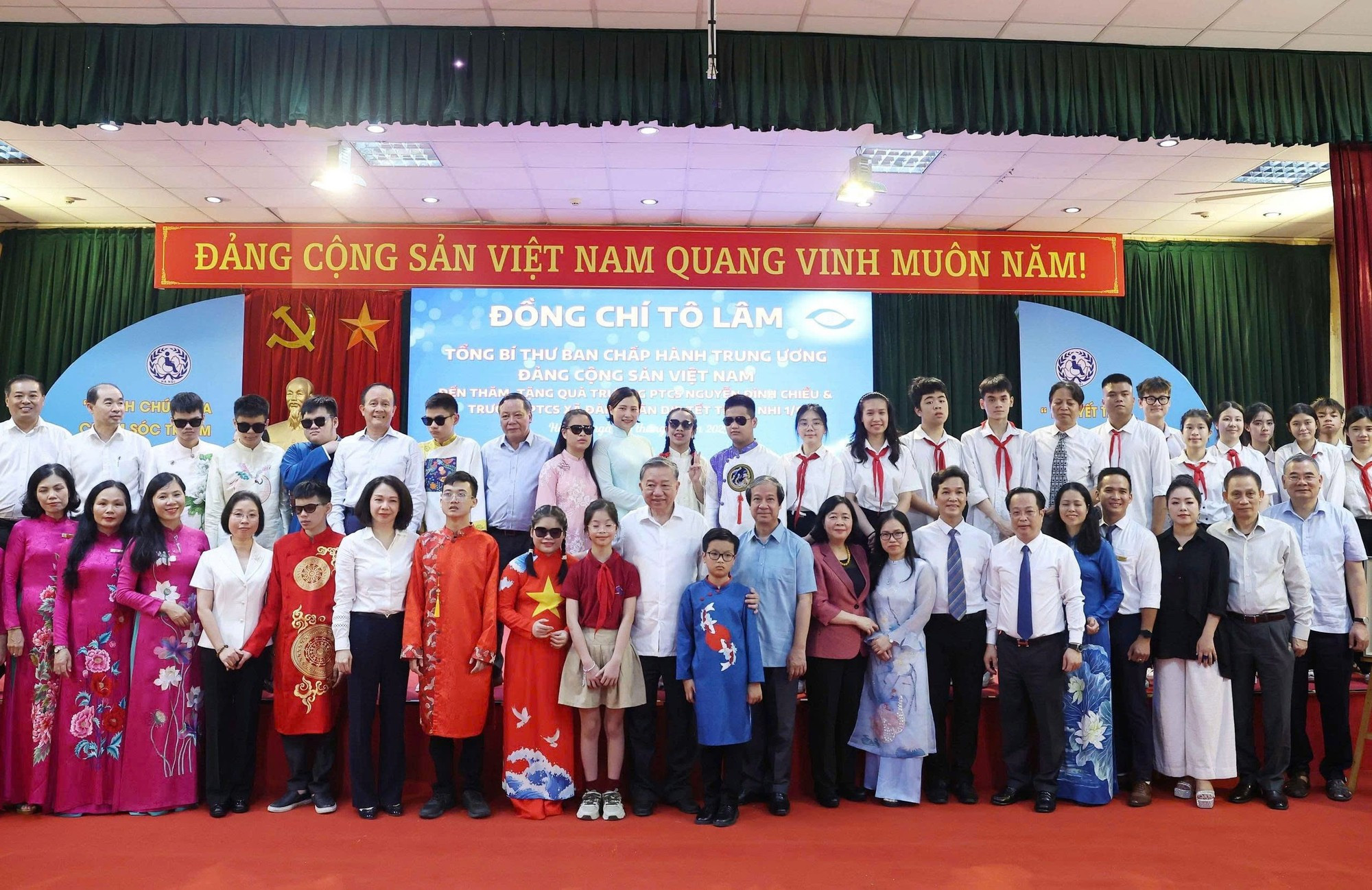 To Lam posa para una foto con docentes y alumnos de las escuelas especiales Nguyen Dinh Chieu y Xa Dan. (Foto: Thong Nhat/VNA) To Lam posa para una foto con docentes y alumnos de las escuelas especiales Nguyen Dinh Chieu y Xa Dan. (Foto: Thong Nhat/VNA)