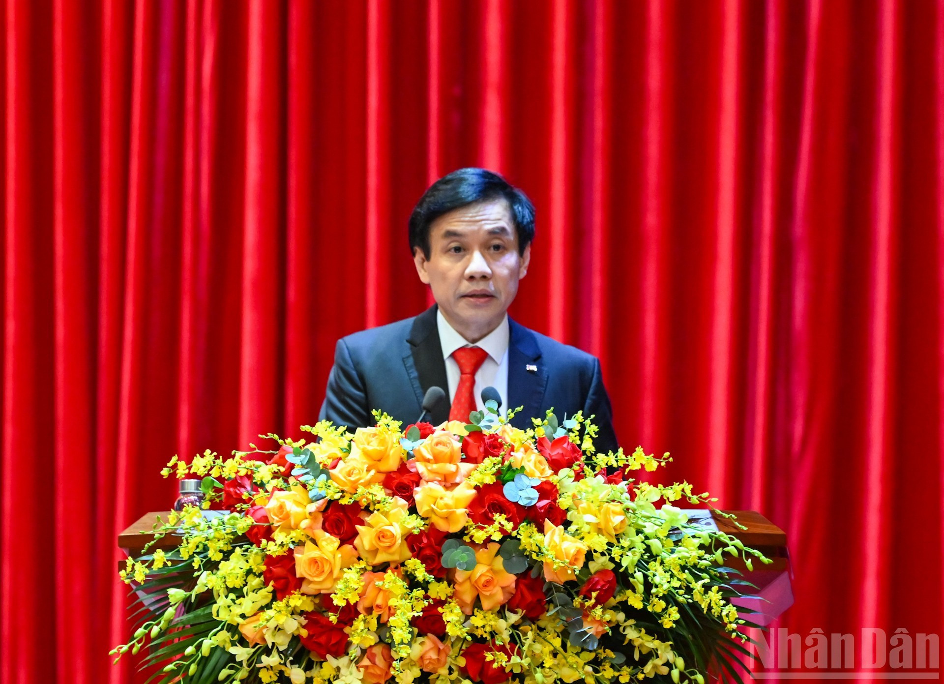 Nguyen Quang Truong, subsecretario y presidente de la Comisión de Control Disciplinario del Comité partidista de los órganos del CC del PCV, presenta el informe de recopilación de opiniones sobre los borradores de documentos a someter al XIV Congreso Nacional del PCV.