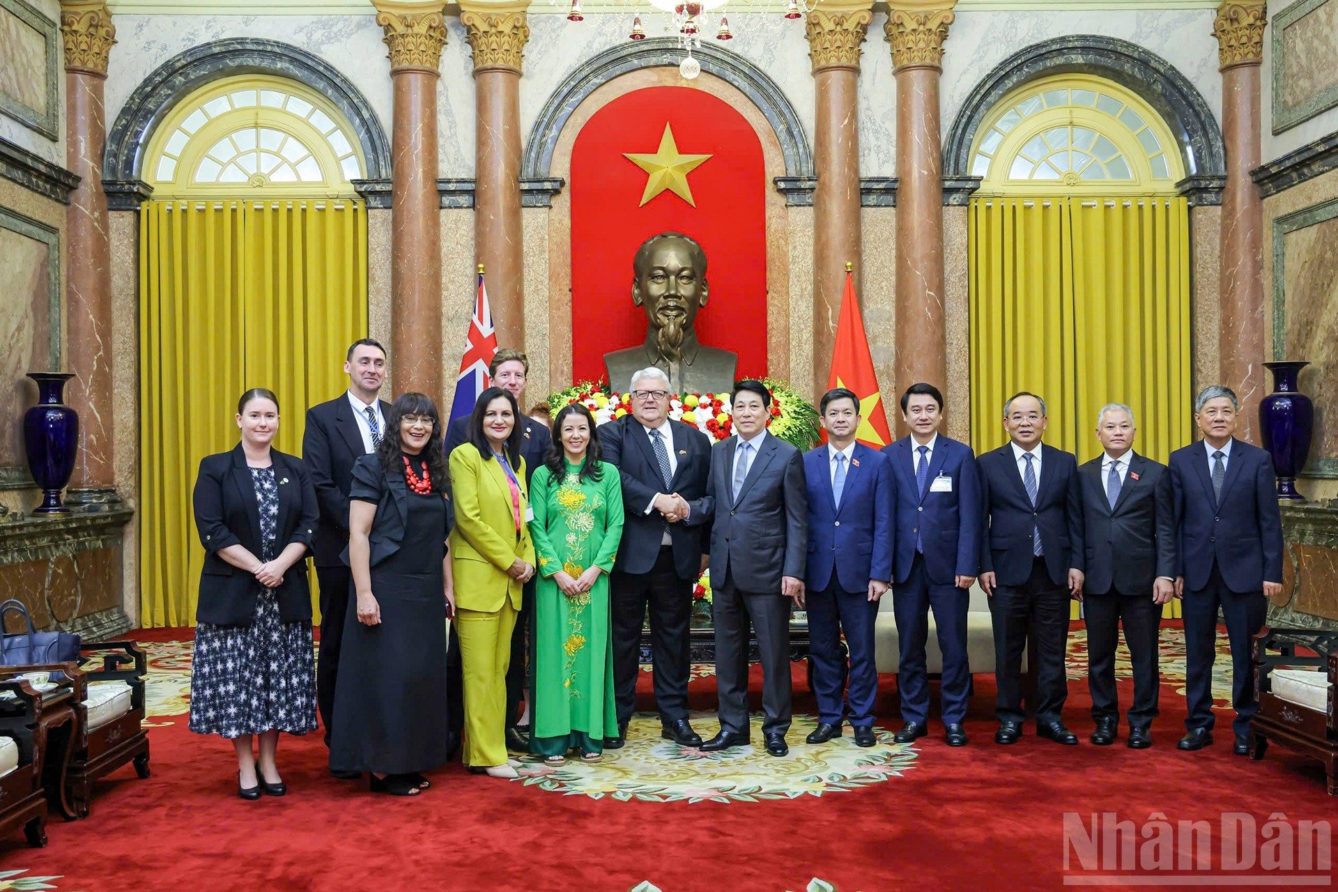 El presidente de Vietnam, Luong Cuong, y el titular del Parlamento de Nueva Zelanda, Gerry Brownlee, con los delegados en el encuentro.