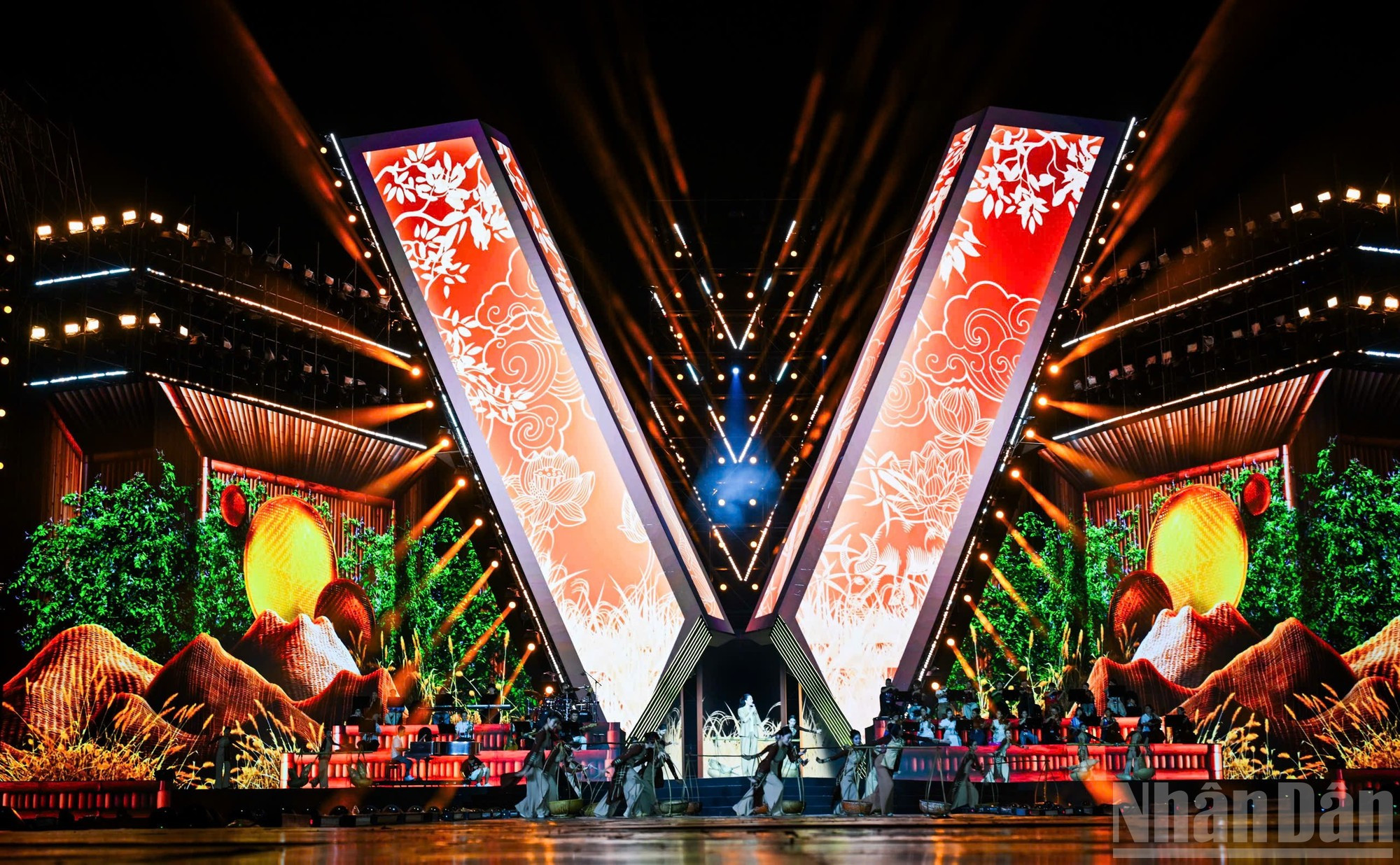 El concierto político y artístico "La Patria en el Corazón" tiene su ensayo general anoche en el Estadio Nacional My Dinh de Hanói. Todo el equipo de artistas, técnicos, directores y personal de logística aprovechó la oportunidad para perfeccionar cada detalle del sonido, la iluminación y la escenografía, asegurando que todos los elementos cumplieran con los más altos estándares en preparación para este importante evento nacional. El concierto político y artístico "La Patria en el Corazón" tiene su ensayo general anoche en el Estadio Nacional My Dinh de Hanói. Todo el equipo de artistas, técnicos, directores y personal de logística aprovechó la oportunidad para perfeccionar cada detalle del sonido, la iluminación y la escenografía, asegurando que todos los elementos cumplieran con los más altos estándares en preparación para este importante evento nacional.