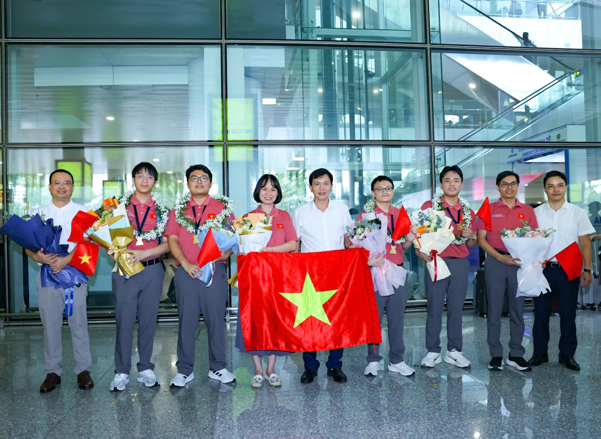 [Foto] Calurosa bienvenida a estudiantes vietnamitas tras éxito en la Olimpiada Internacional de Química