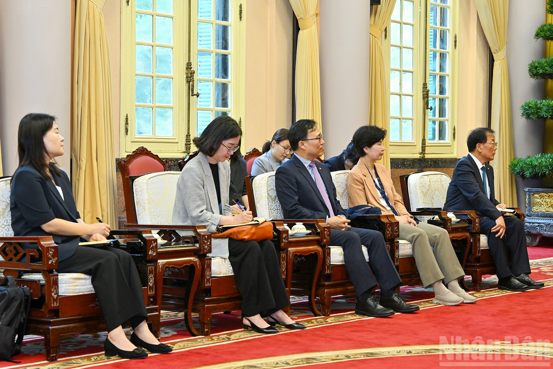 Delegación que acompaña a Park Chang Dal, enviado especial del presidente de Corea del Sur.