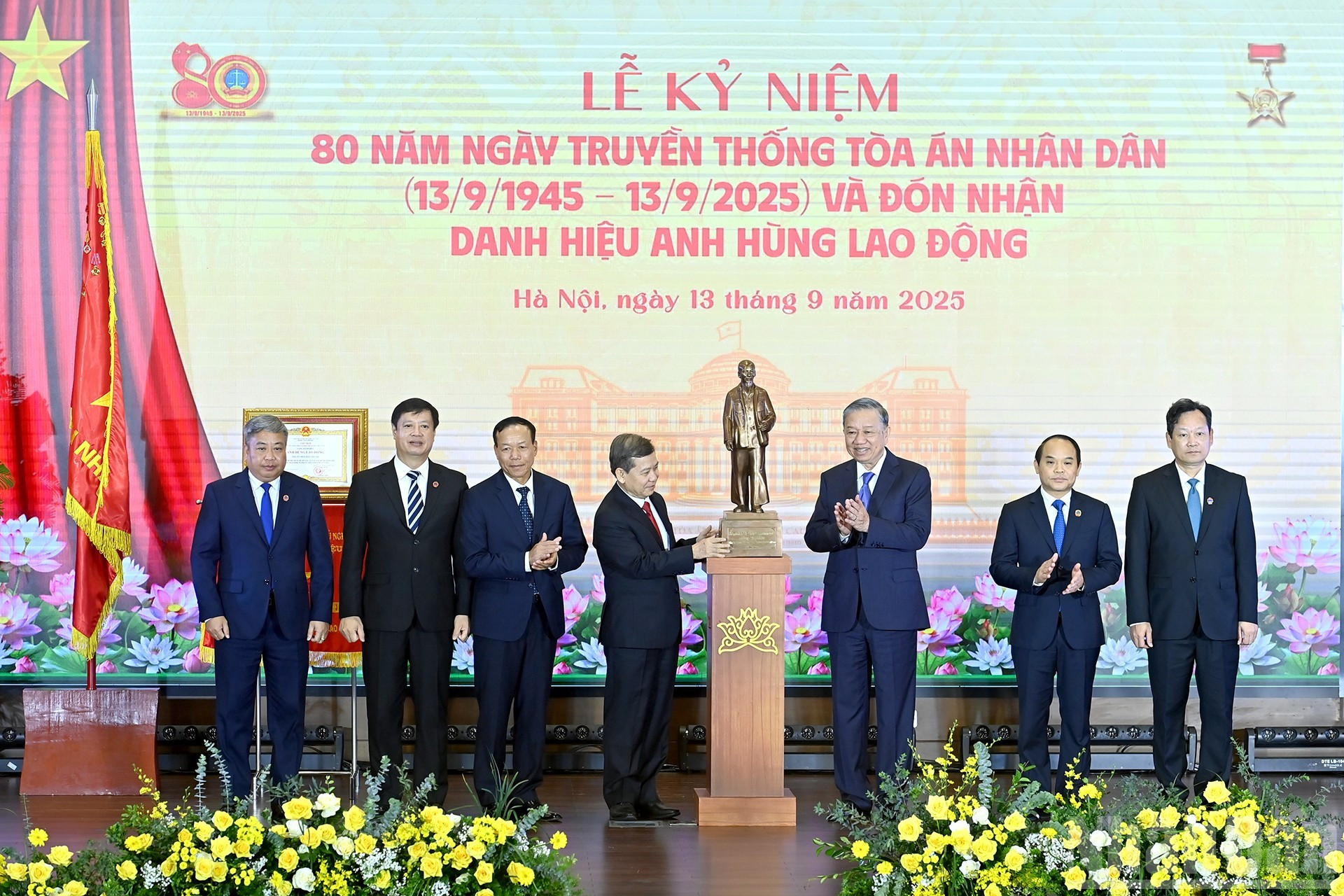To Lam entrega una estatua del presidente Ho Chi Minh al Tribunal Popular Supremo.