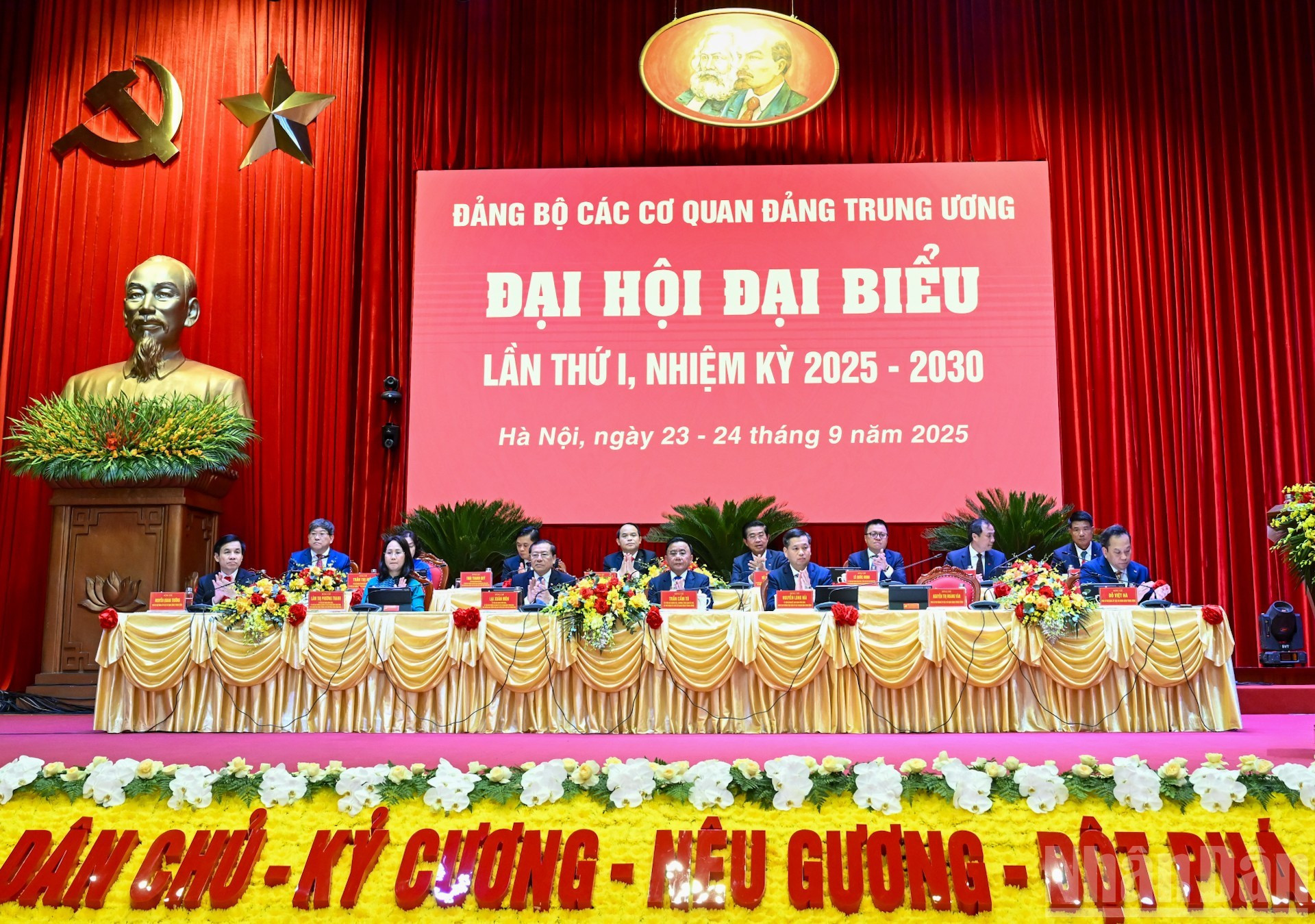 El Presidium dirige la actividad.