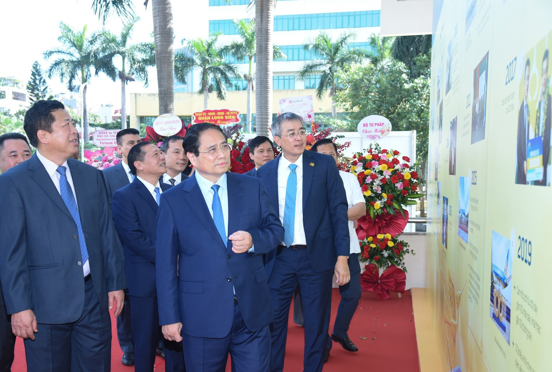 Pham Minh Chinh recorre la exposición fotográfica sobre el desarrollo de la Corporación de Aviación de Vietnam.