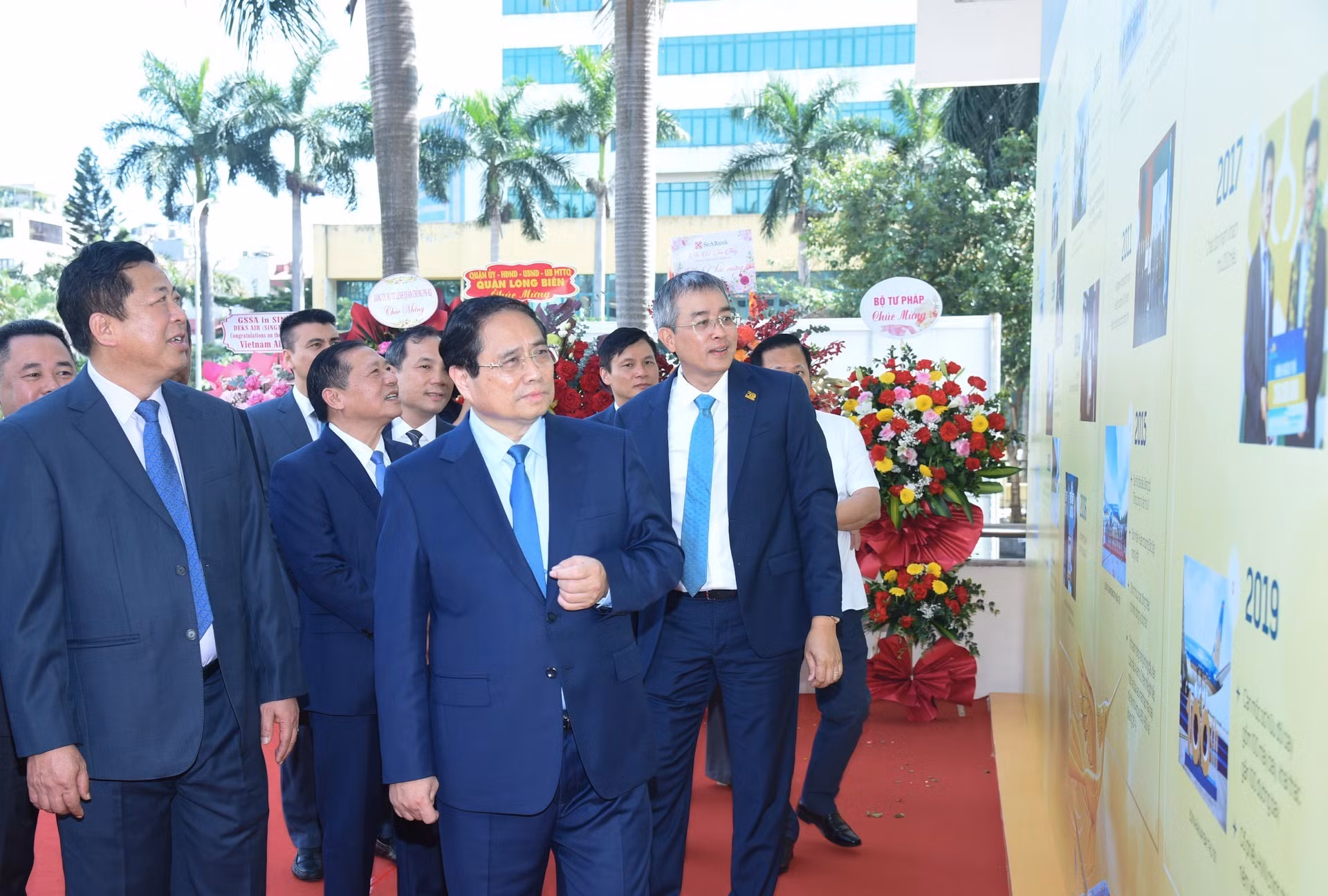 Pham Minh Chinh recorre la exposición fotográfica sobre el desarrollo de la Corporación de Aviación de Vietnam.