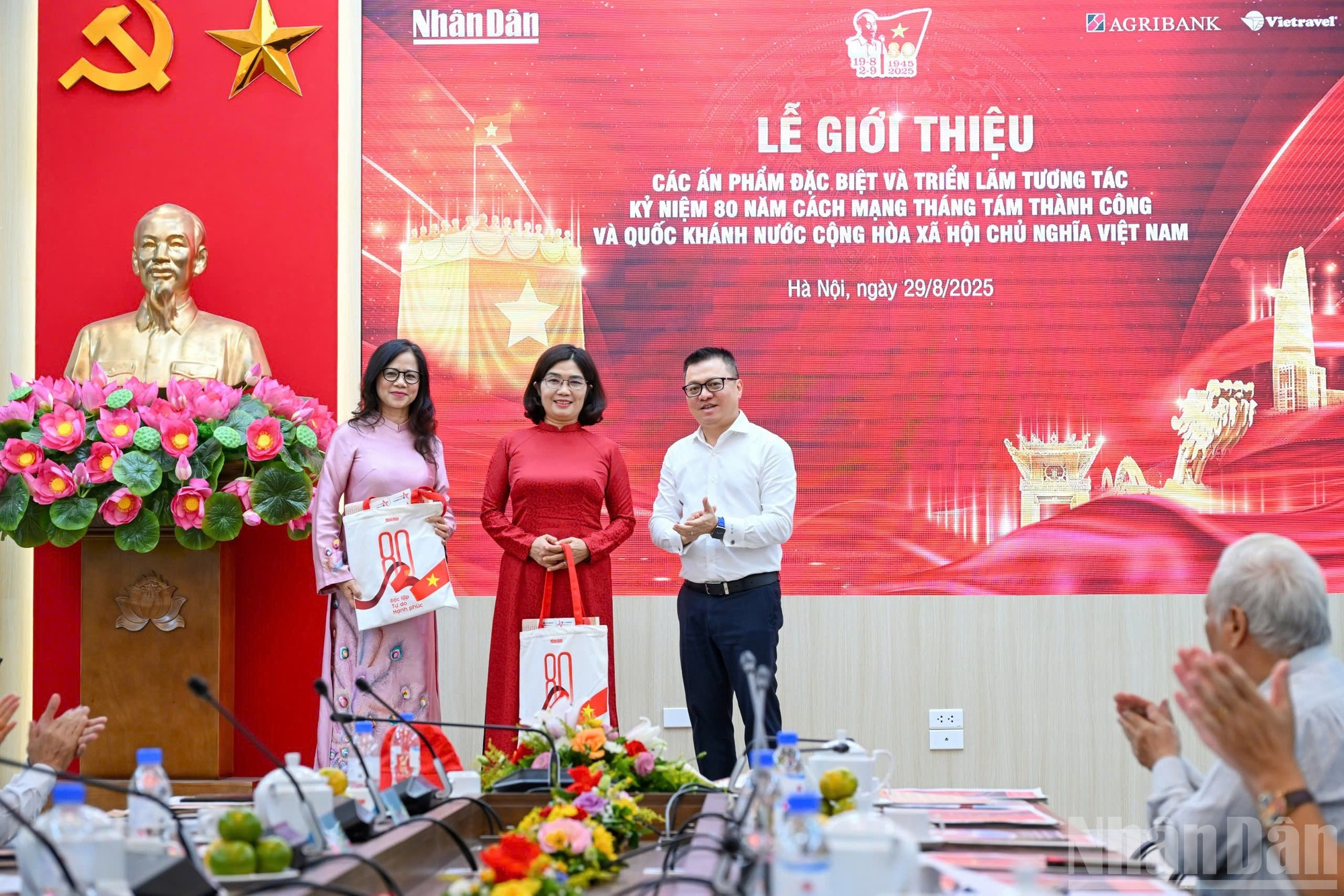 Le Quoc Minh entrega obsequios a los patrocinadores. Le Quoc Minh entrega obsequios a los patrocinadores.