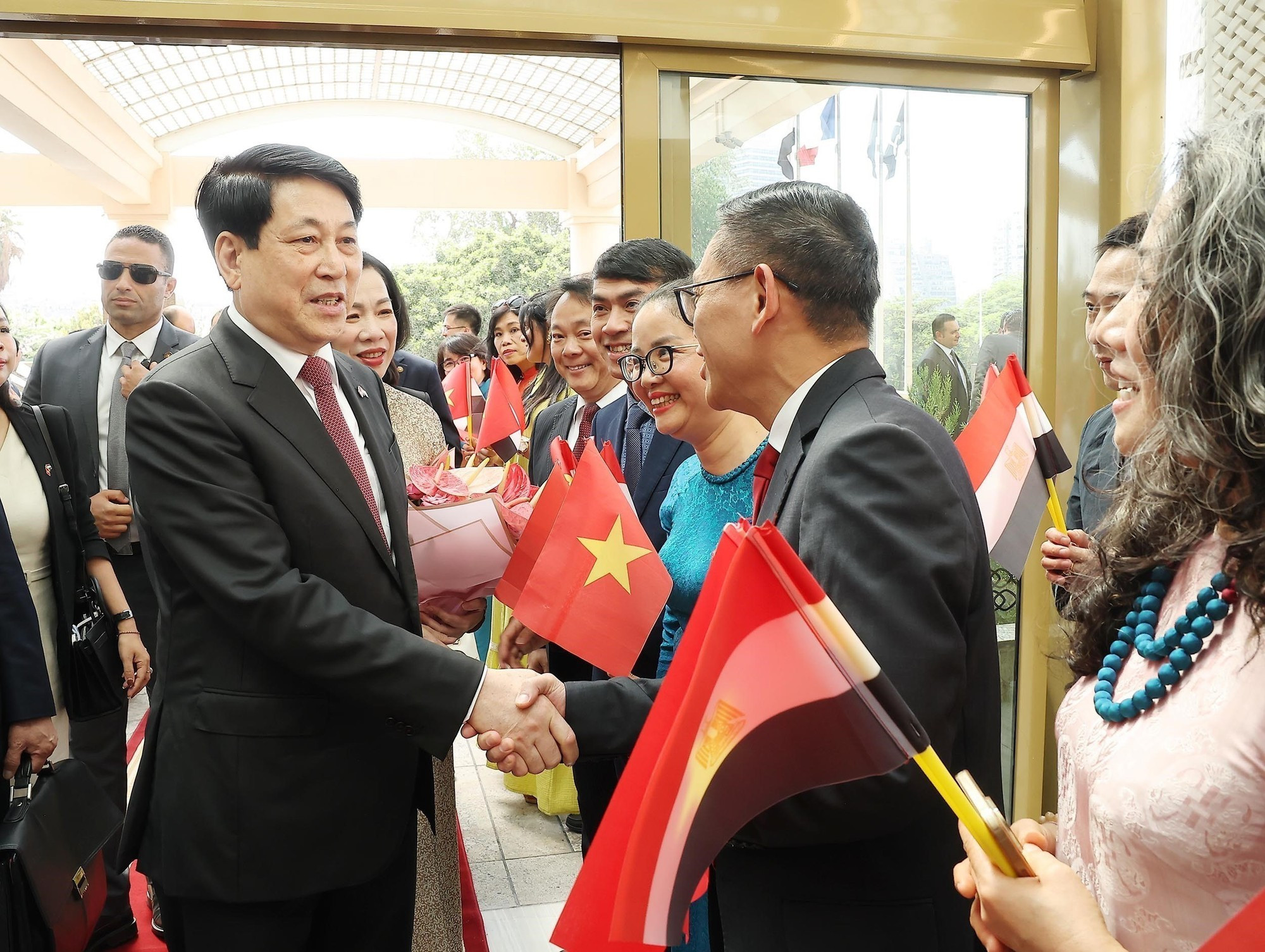 Vietnamitas residentes en Egipto reciben al presidente Luong Cuong y su esposa en El Cairo. (Foto: Lam Khanh/VNA) Vietnamitas residentes en Egipto reciben al presidente Luong Cuong y su esposa en El Cairo. (Foto: Lam Khanh/VNA)