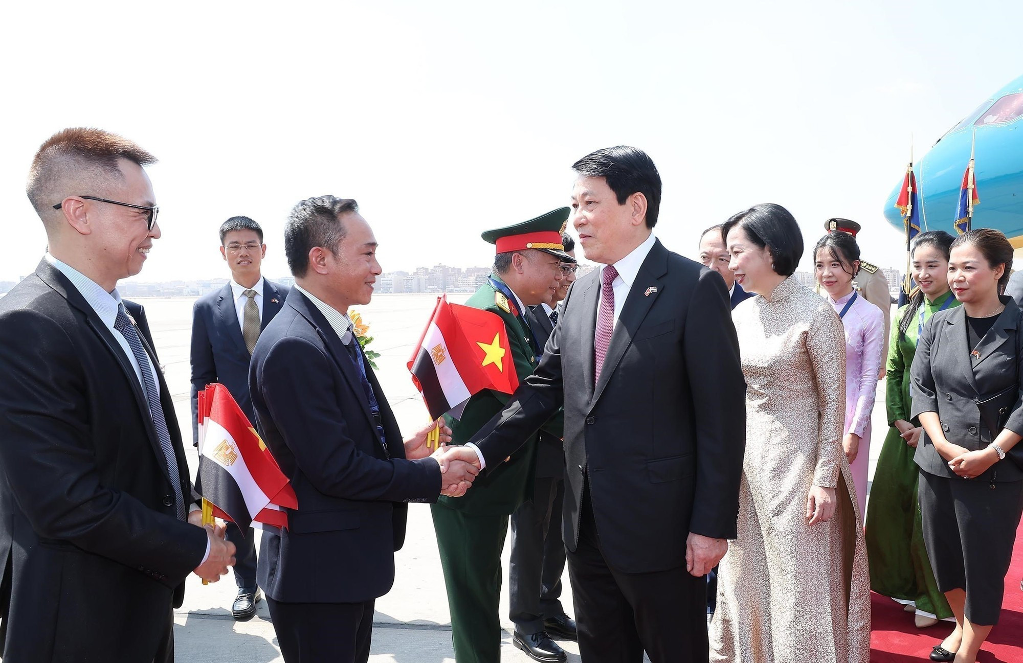 Delegados dan la bienvenida al presidente Luong Cuong y su esposa. (Foto: Lam Khanh/VNA) Delegados dan la bienvenida al presidente Luong Cuong y su esposa. (Foto: Lam Khanh/VNA)