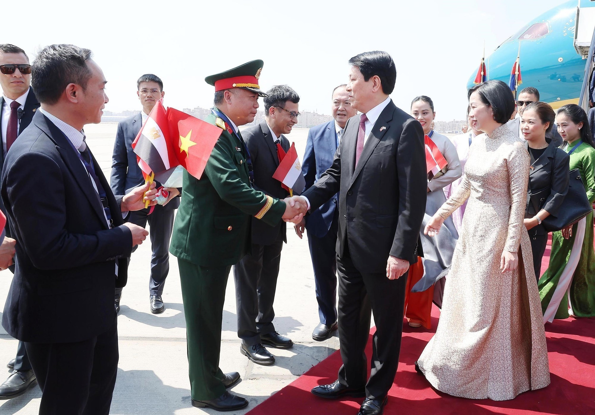 Delegados dan la bienvenida al mandatario vietnamita y su esposa en el Aeropuerto Internacional de El Cairo. (Foto: Lam Khanh/VNA Delegados dan la bienvenida al mandatario vietnamita y su esposa en el Aeropuerto Internacional de El Cairo. (Foto: Lam Khanh/VNA