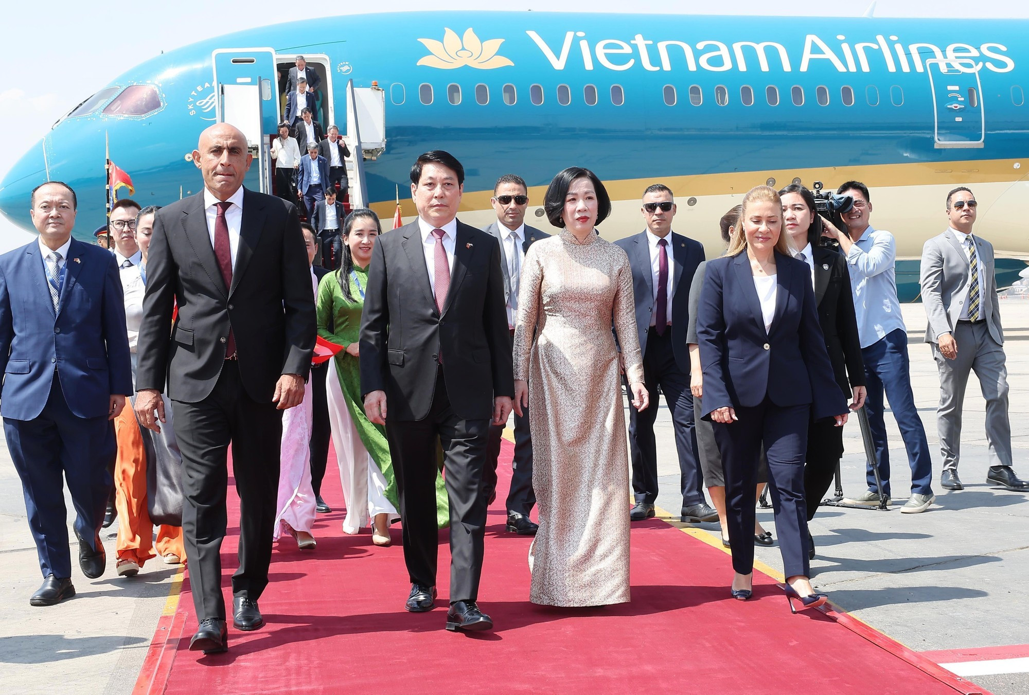 Ceremonia de bienvenida al presidente Luong Cuong y su esposa en el Aeropuerto Internacional de El Cairo. (Foto: Lam Khanh/VNA) Ceremonia de bienvenida al presidente Luong Cuong y su esposa en el Aeropuerto Internacional de El Cairo. (Foto: Lam Khanh/VNA)