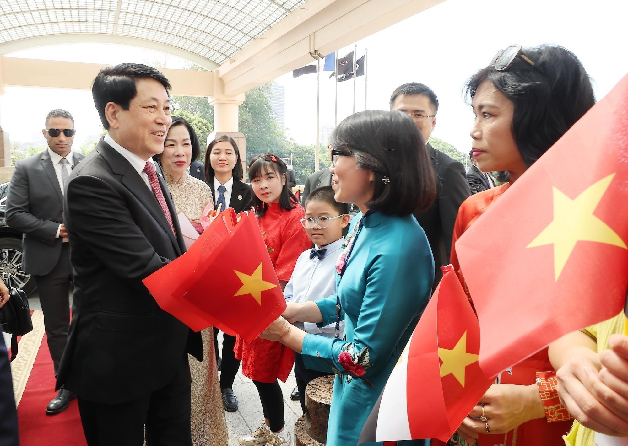 Vietnamitas residentes en Egipto reciben al presidente Luong Cuong y su esposa en el Cairo. (Foto: Lam Khanh/VNA) Vietnamitas residentes en Egipto reciben al presidente Luong Cuong y su esposa en el Cairo. (Foto: Lam Khanh/VNA)