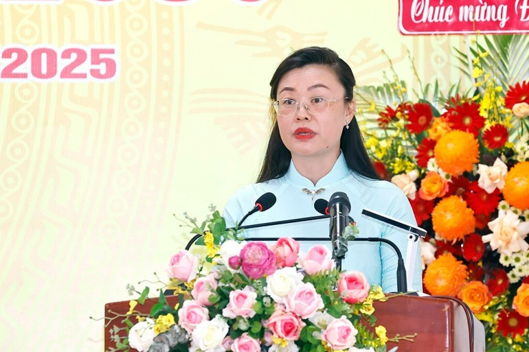 Pham Thi Thuy Dung, miembro del Comité del Partido de la ciudad de Can Tho y secretaria del Comité partidista de la comuna de Thanh Xuan para el mandato 2025-2030, pronuncia un discurso. (Foto: VNA)
