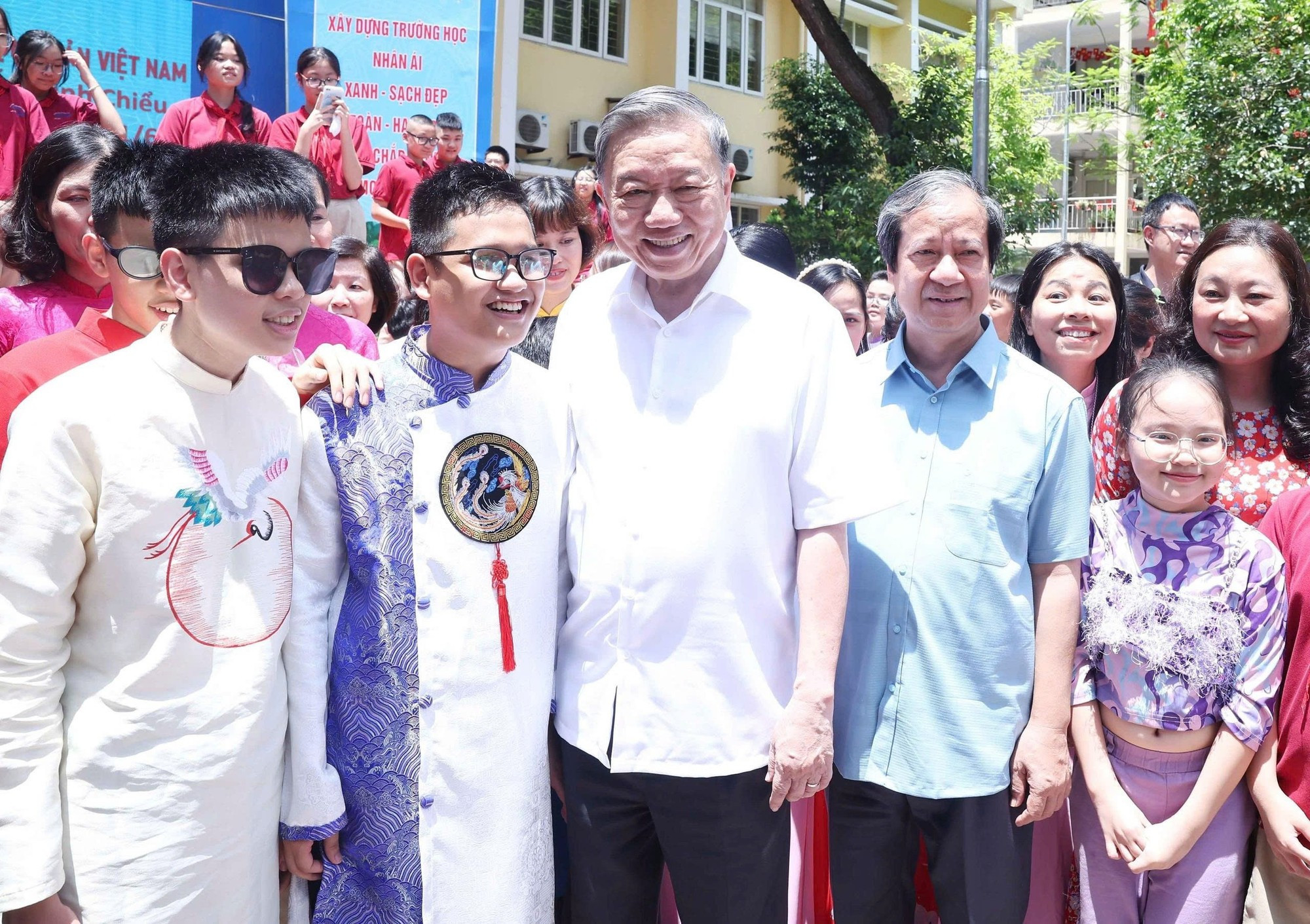 El líder partidista se toma una foto con profesores y estudiantes. (Foto: Thong Nhat/VNA) El líder partidista se toma una foto con profesores y estudiantes. (Foto: Thong Nhat/VNA)
