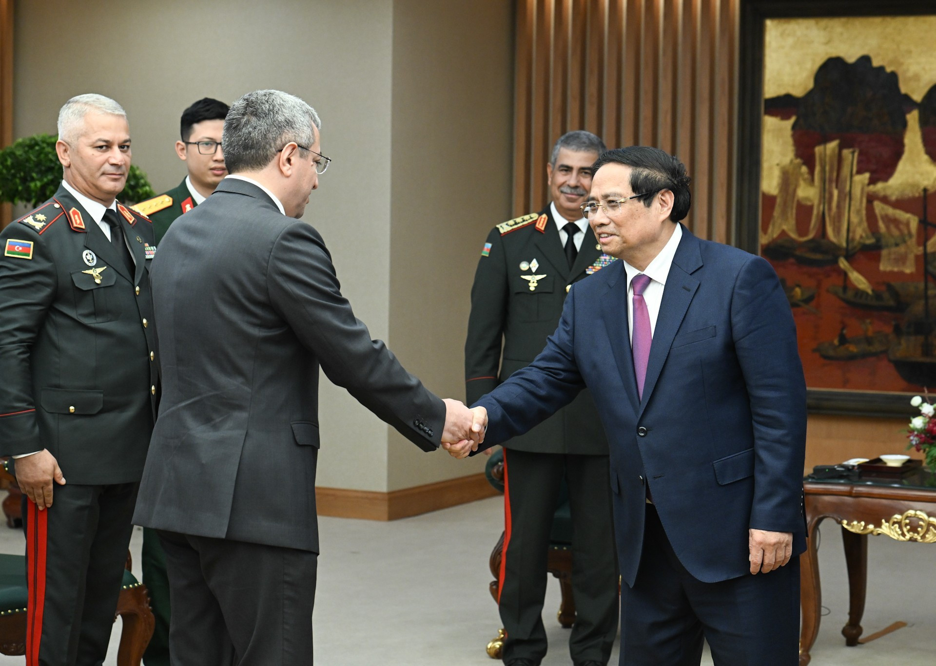 El primer ministro Pham Minh Chinh da la bienvenida a los miembros de la delegación que acompañan al coronel general Zakir Hasanov, ministro de Defensa de Azerbaiyán. El primer ministro Pham Minh Chinh da la bienvenida a los miembros de la delegación que acompañan al coronel general Zakir Hasanov, ministro de Defensa de Azerbaiyán.
