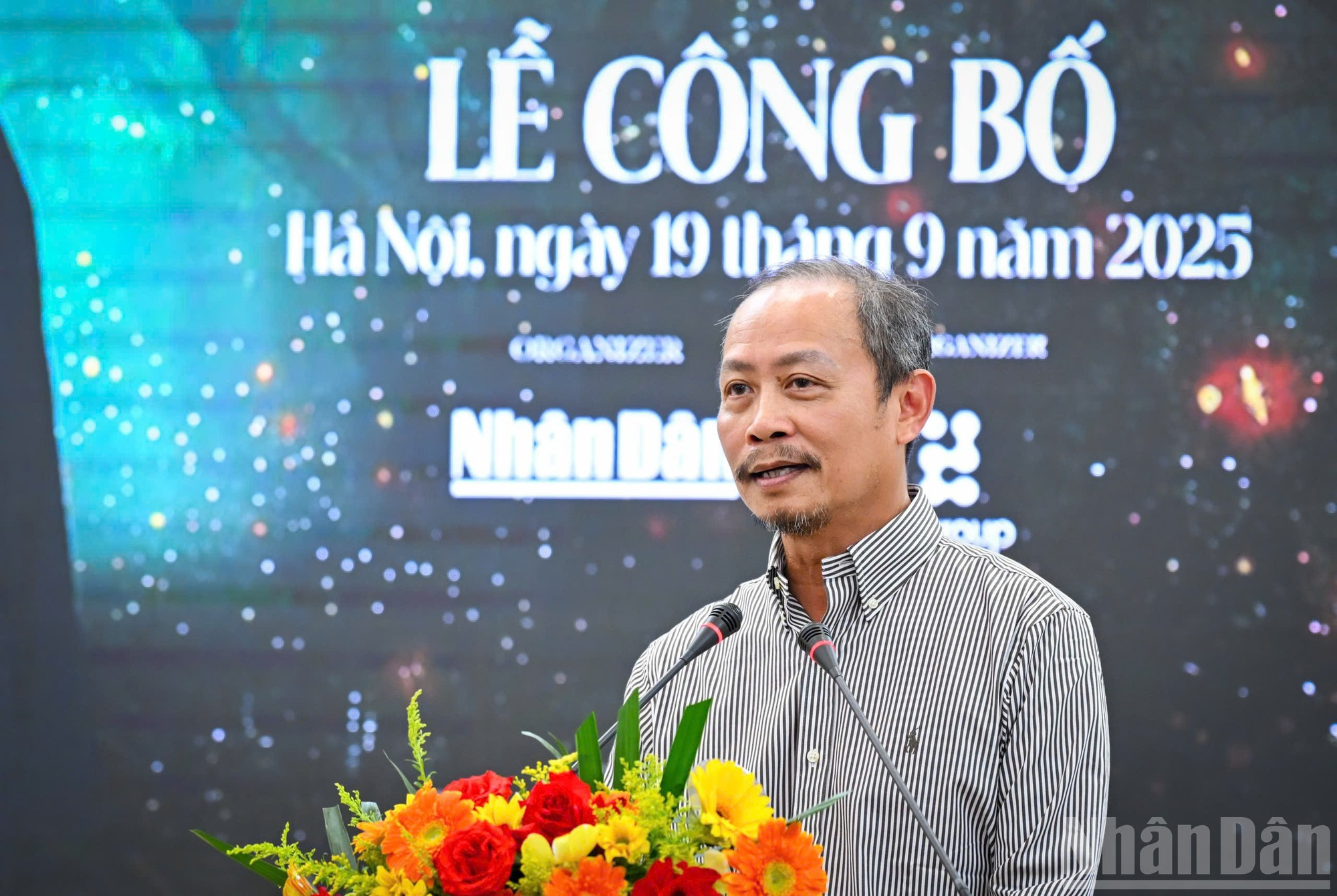 El director general del espectáculo, Pham Hoang Nam, informa que el grupo interpretará cerca de 30 obras durante esta velada especial. El director general del espectáculo, Pham Hoang Nam, informa que el grupo interpretará cerca de 30 obras durante esta velada especial.