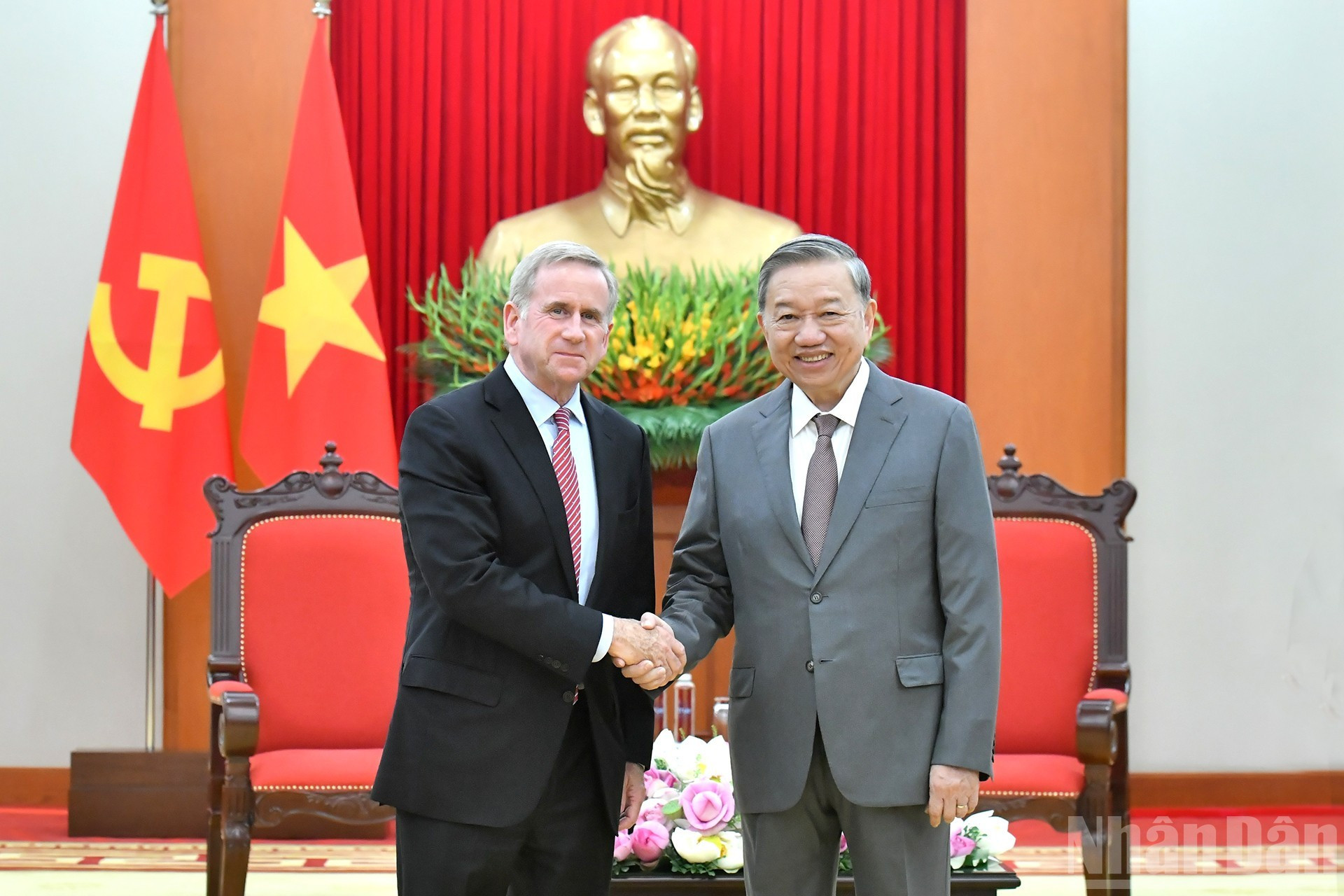 El líder partidista vietnamita, To Lam (izq), y a Alex Rogers, presidente y director de Gobernanza Global de la corporación tecnológica estadounidense Qualcomm.