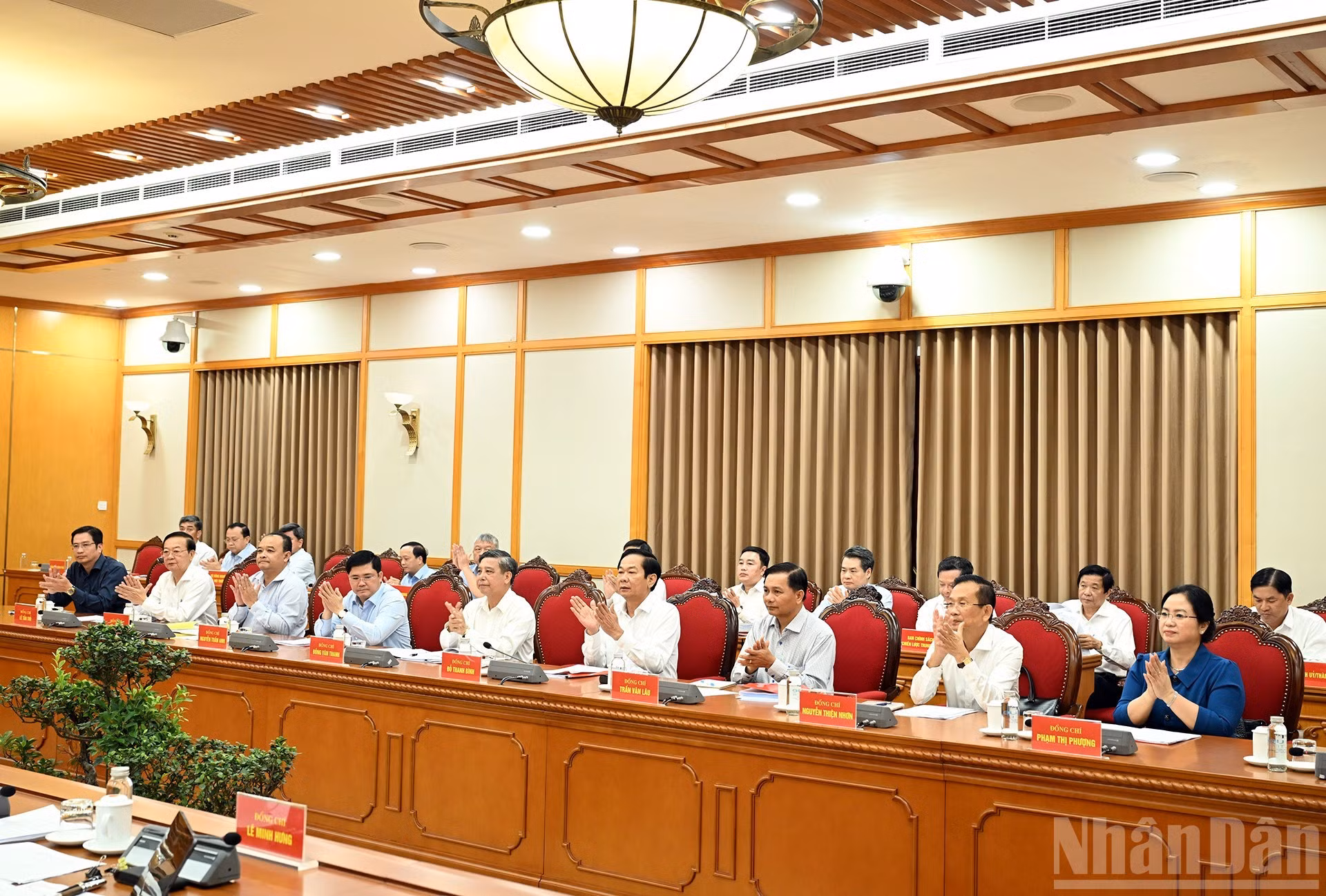 Los miembros de la Junta Permanente del Comité del Partido de Can Tho asisten a la reunión.