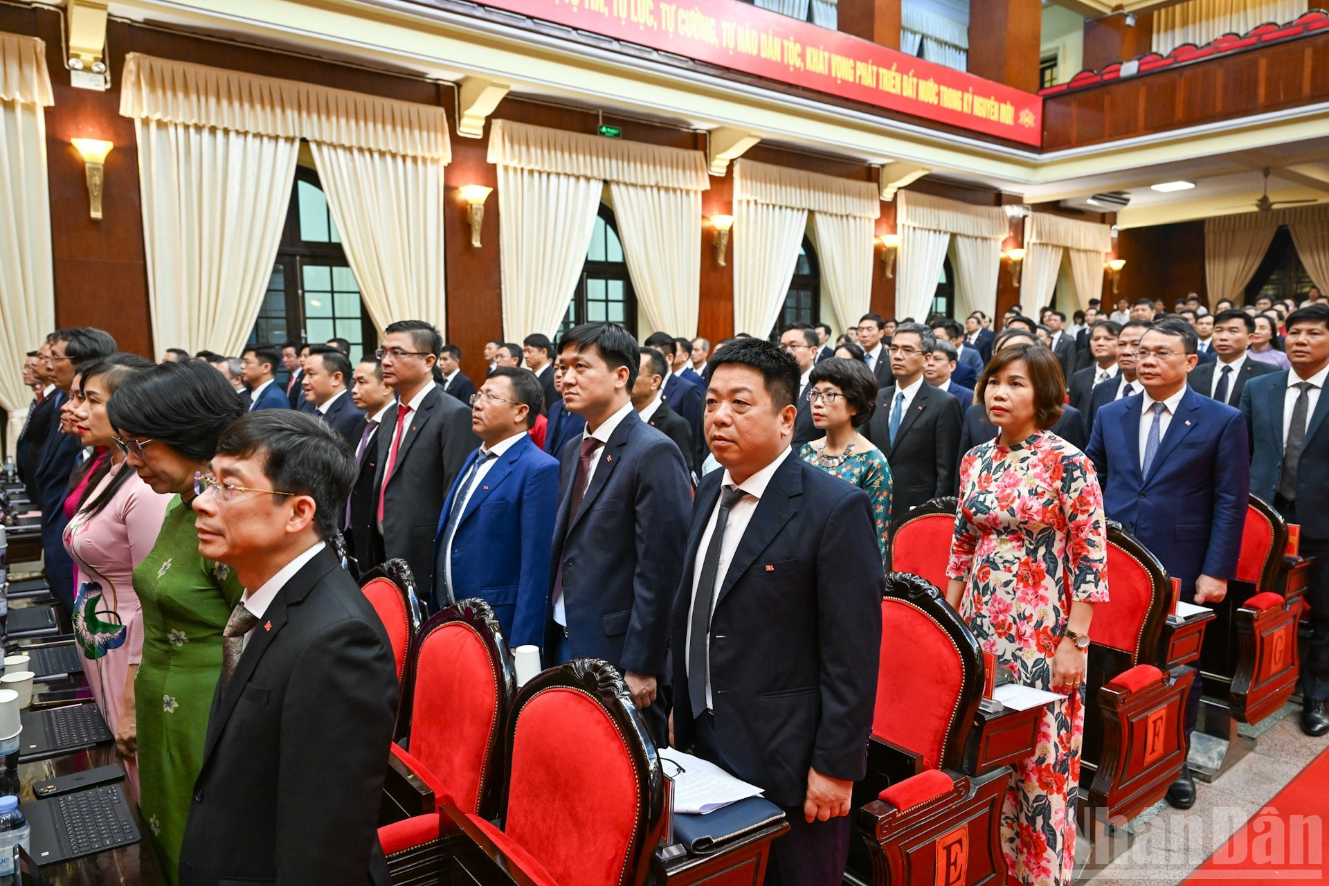 Los delegados realizan la ceremonia de saludo a la bandera nacional.