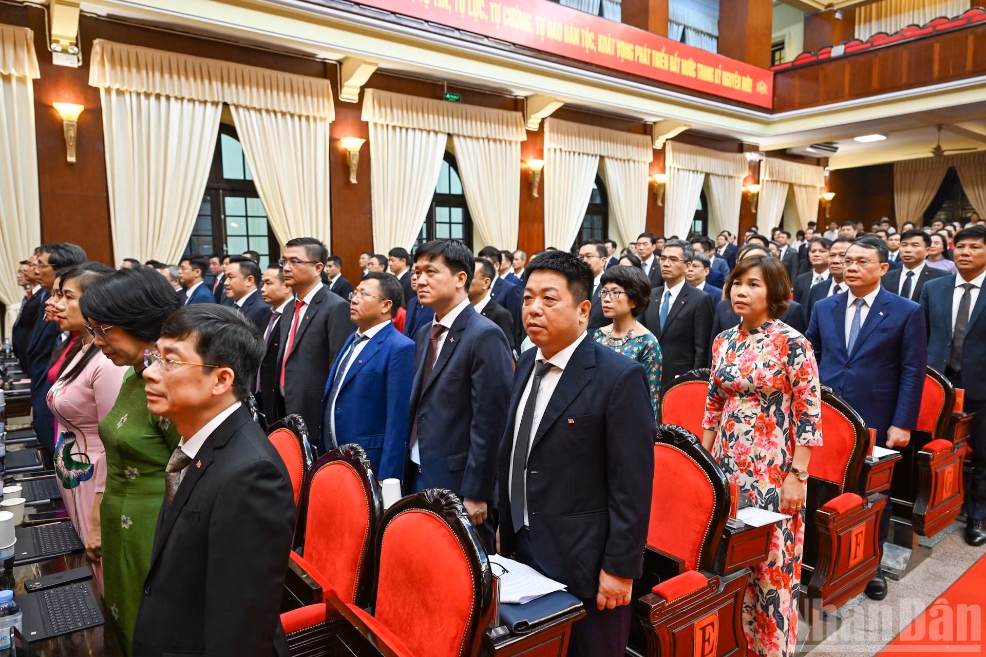 Los delegados realizan la ceremonia de saludo a la bandera nacional.