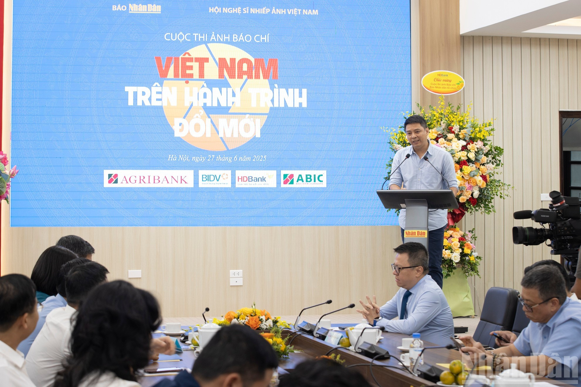 El periodista Nguyen Tien Anh Tuan, subjefe de la Secretaría Editorial y jefe del bloque de Medios del periódico Dan Tri, habla en el acto.