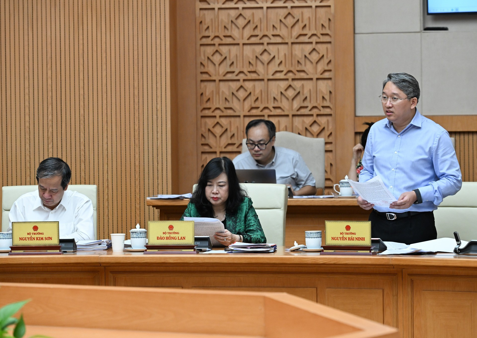 El ministro de Justicia, Nguyen Hai Ninh, habla en la reunión.