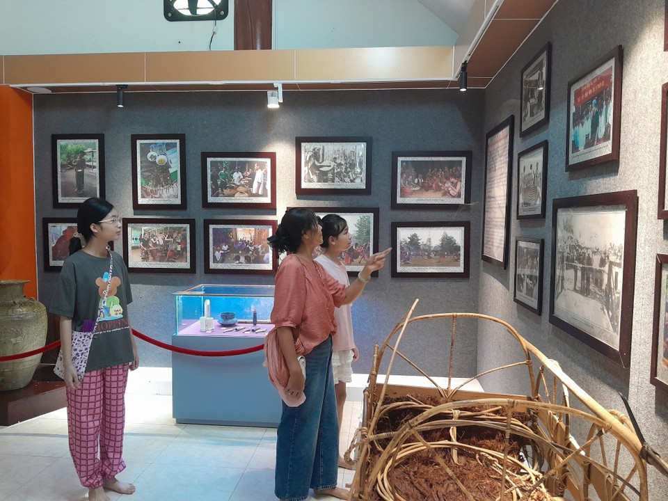 Turistas visitando el espacio que muestra la cultura del pueblo S’tieng. (Foto: VNA) Turistas visitando el espacio que muestra la cultura del pueblo S’tieng. (Foto: VNA)