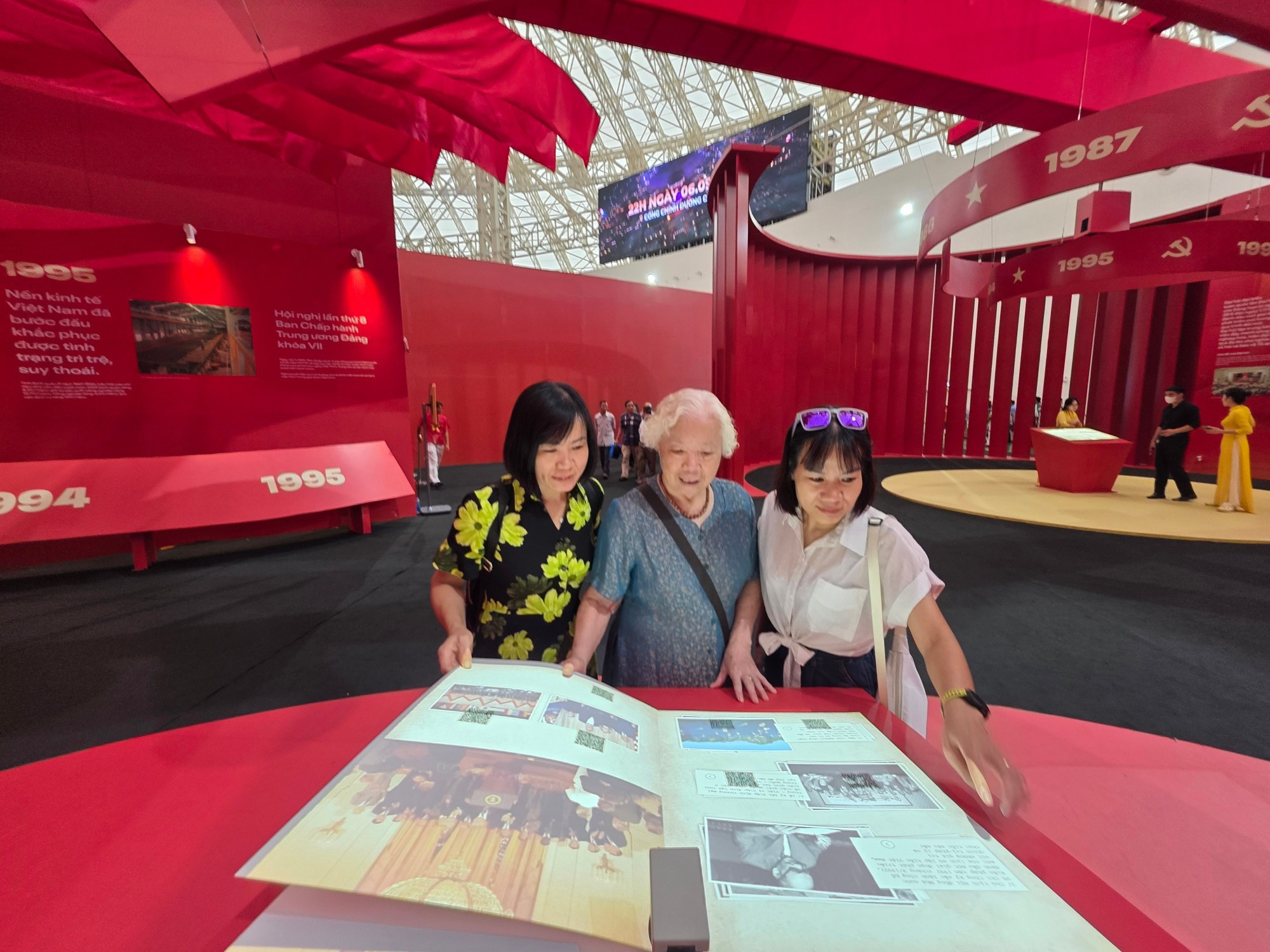 En la exposición “95 años de la Bandera del Partido iluminando el camino”, los libros interactivos sobre los 13 Congresos Nacionales del Partido Comunista de Vietnam constituyen uno de los principales atractivos. En la exposición “95 años de la Bandera del Partido iluminando el camino”, los libros interactivos sobre los 13 Congresos Nacionales del Partido Comunista de Vietnam constituyen uno de los principales atractivos.