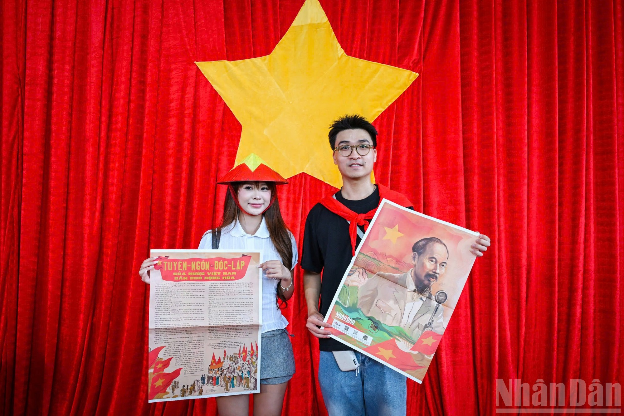 Jóvenes lectores expresan su entusiasmo al recibir el suplemento especial de Nhan Dan. Jóvenes lectores expresan su entusiasmo al recibir el suplemento especial de Nhan Dan.