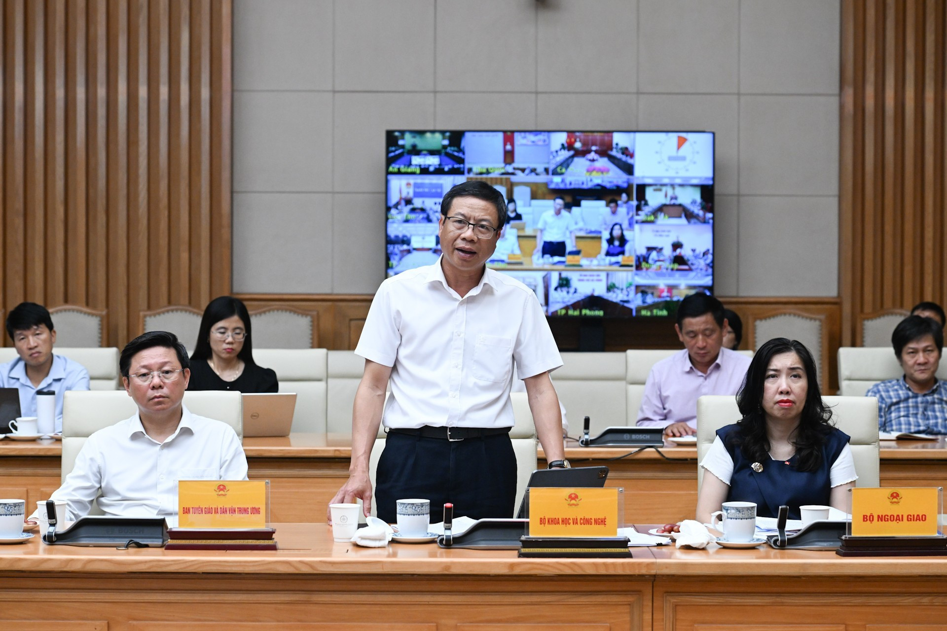 El viceministro de Ciencia y Tecnología, Le Xuan Dinh, habla en la reunión.