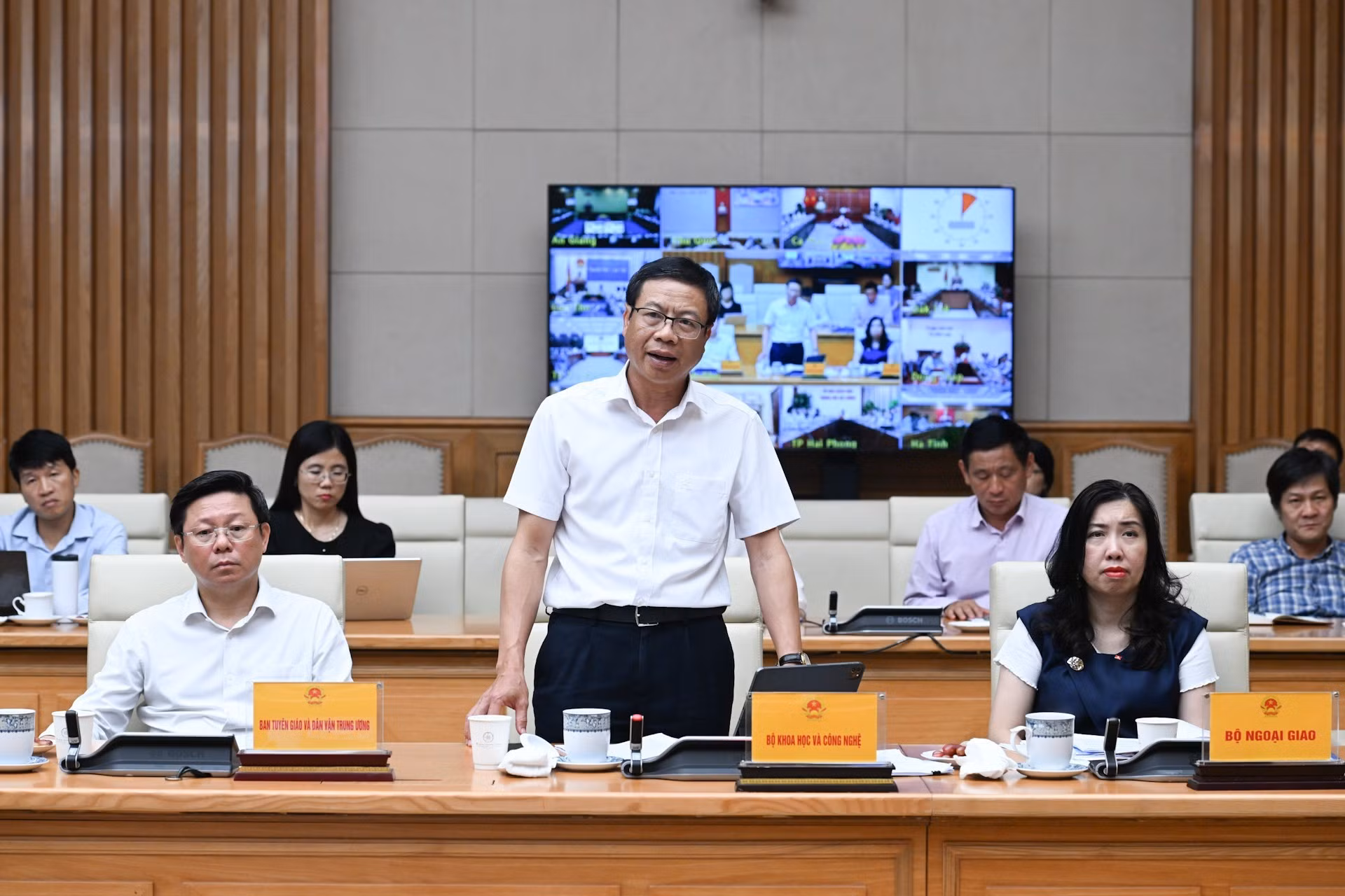 El viceministro de Ciencia y Tecnología, Le Xuan Dinh, habla en la reunión.