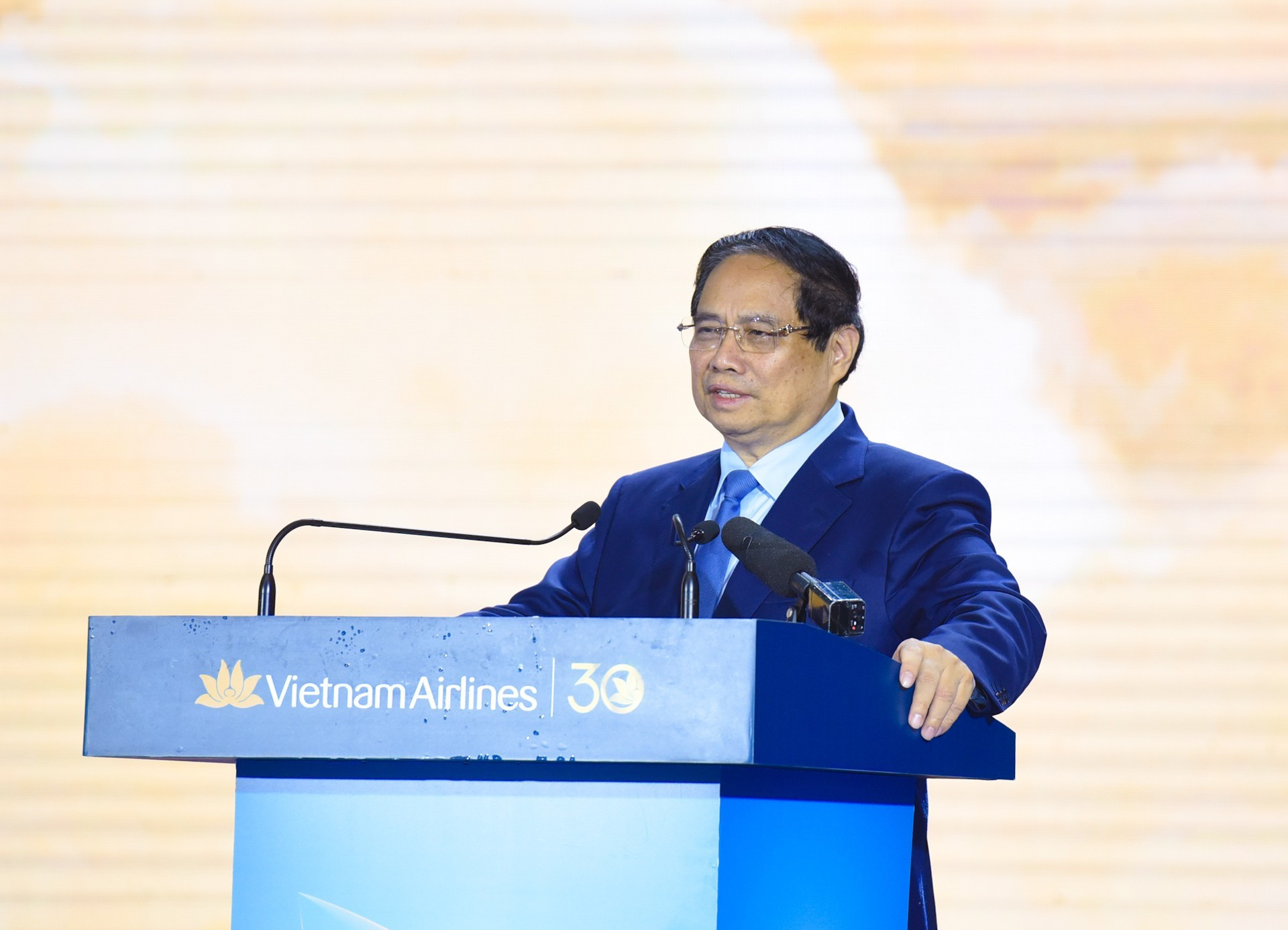 El primer ministro Pham Minh Chinh interviene en el acto.