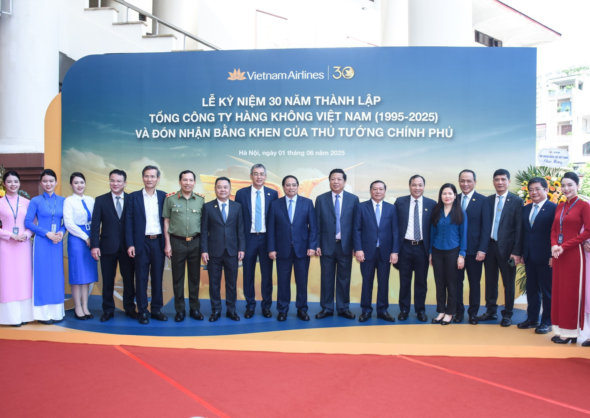 El primer ministro Pham Minh Chinh con funcionarios de la Corporación de Aviación de Vietnam.